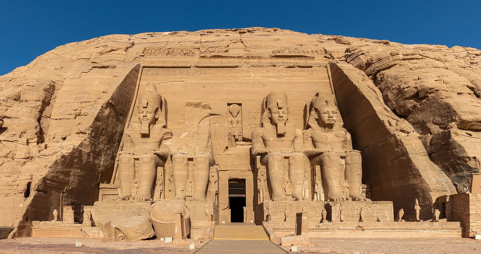 Die Fassade des Großen Tempels von Abu Simbel mit den vier sitzenden Kolossalstatuen Ramses’ II.