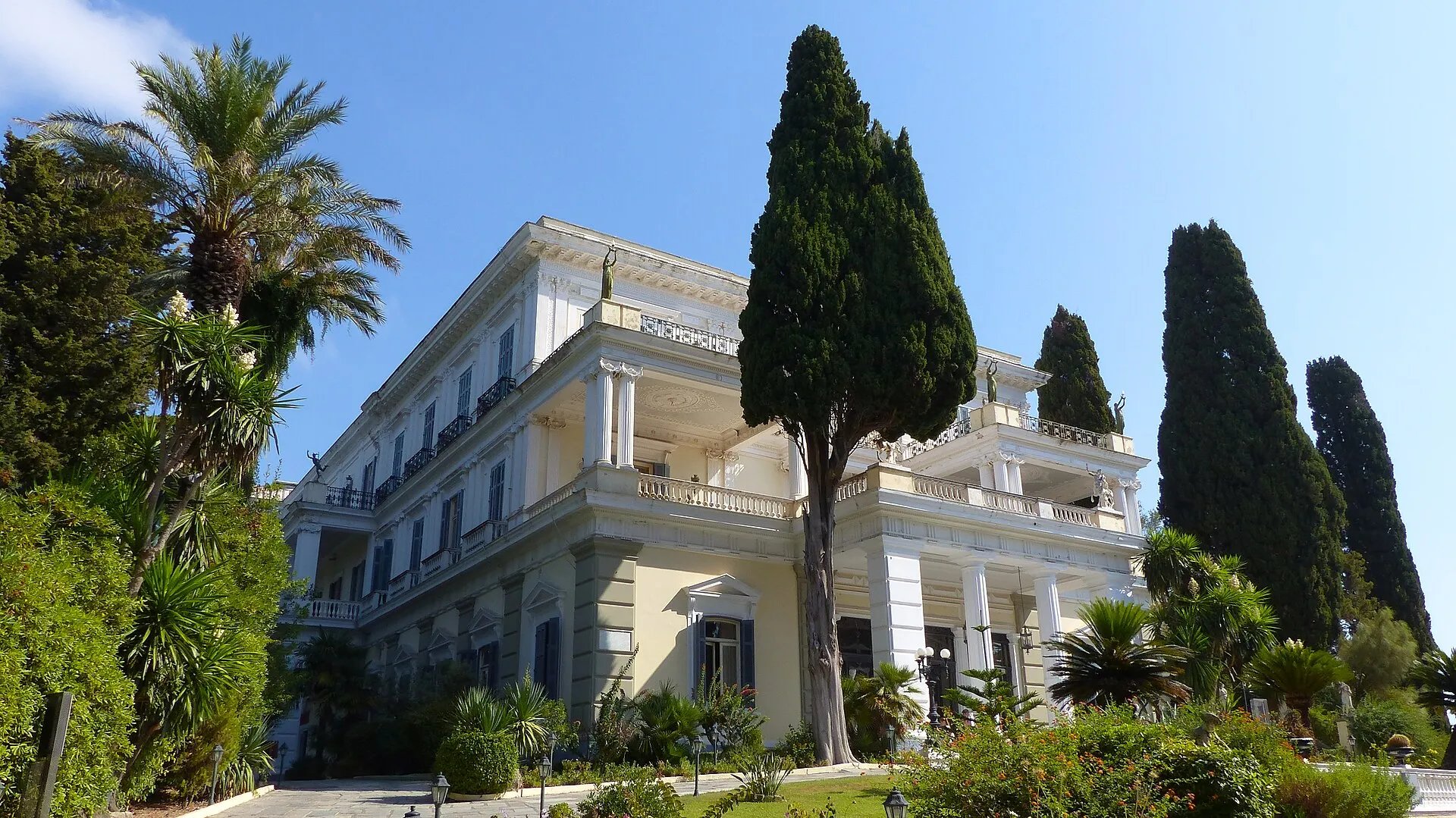 Weiße Fassade und Säulengang des Achilleion auf Korfu