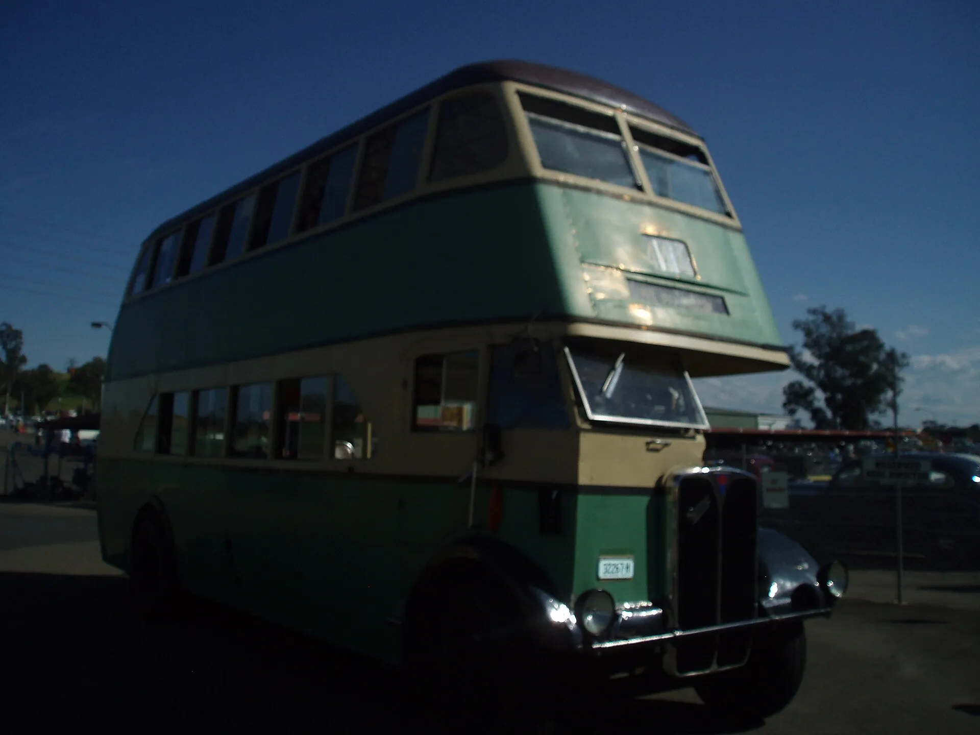 Restaurierter AEC Regent III von 1947 als grün-cremefarbener Doppeldeckerbus