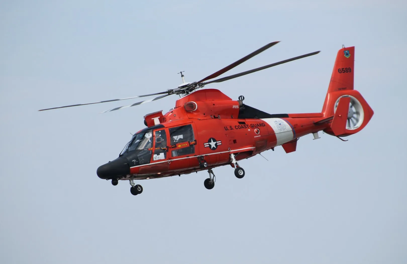 HH-65A Dolphin der US Coast Guard im Flug