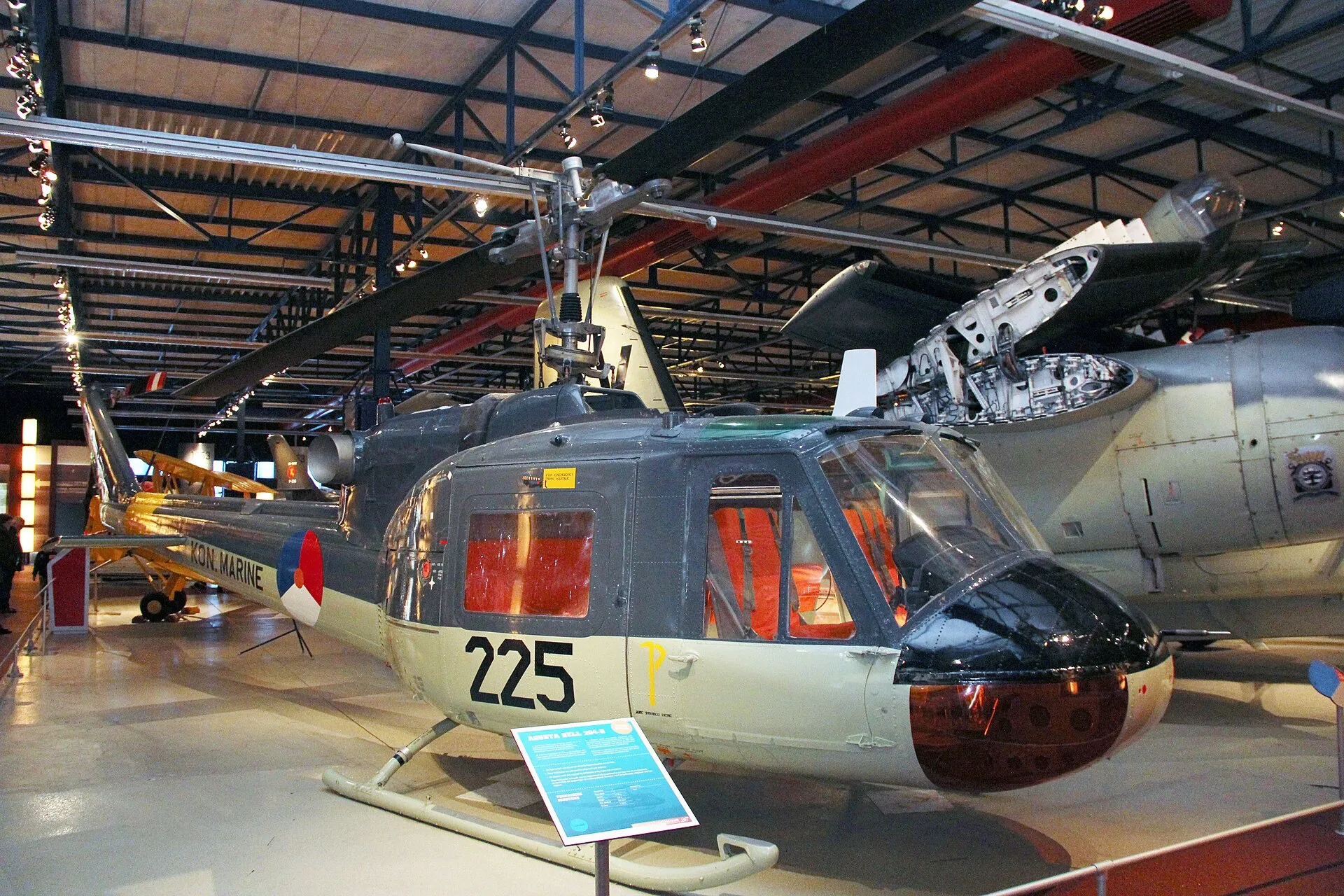 Grauer Agusta-Bell 204B der niederländischen Marine in einer Museumshalle