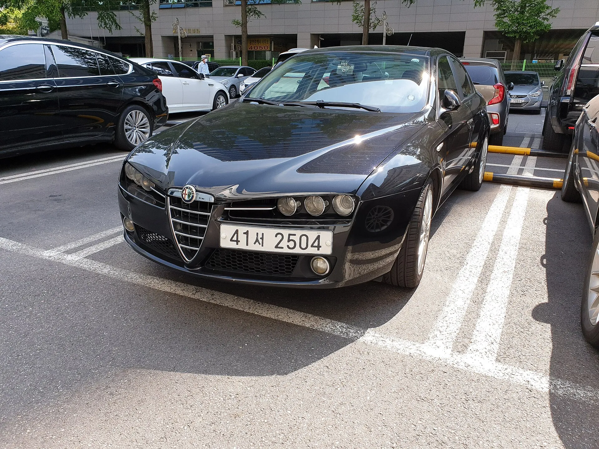 Schwarzer Alfa Romeo 159 von vorn