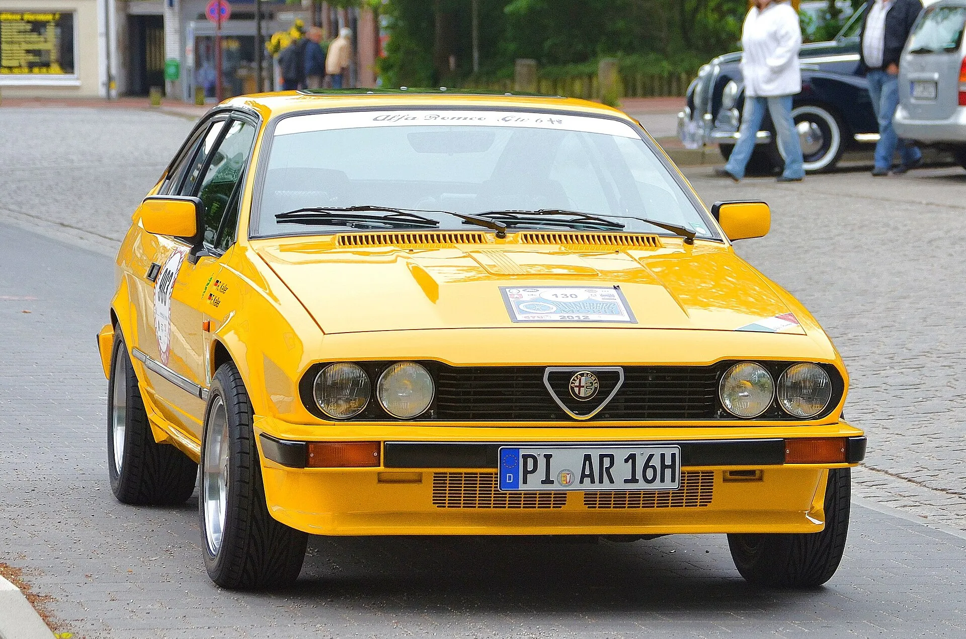 Gelber Alfa Romeo GTV6 2.5 von 1981