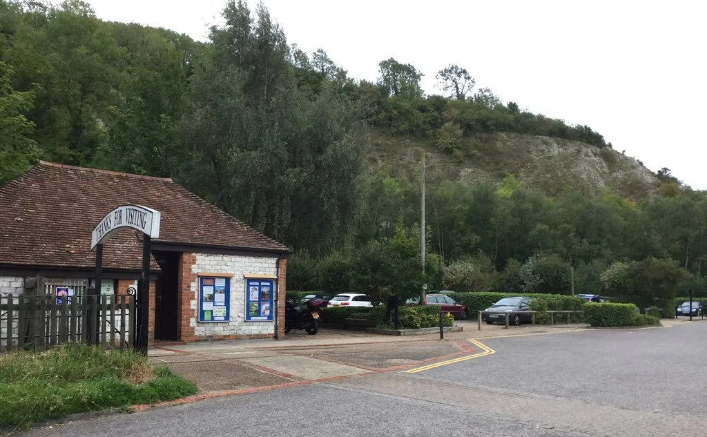 Eingang des Amberley Museum vor bewaldetem Kreidehang