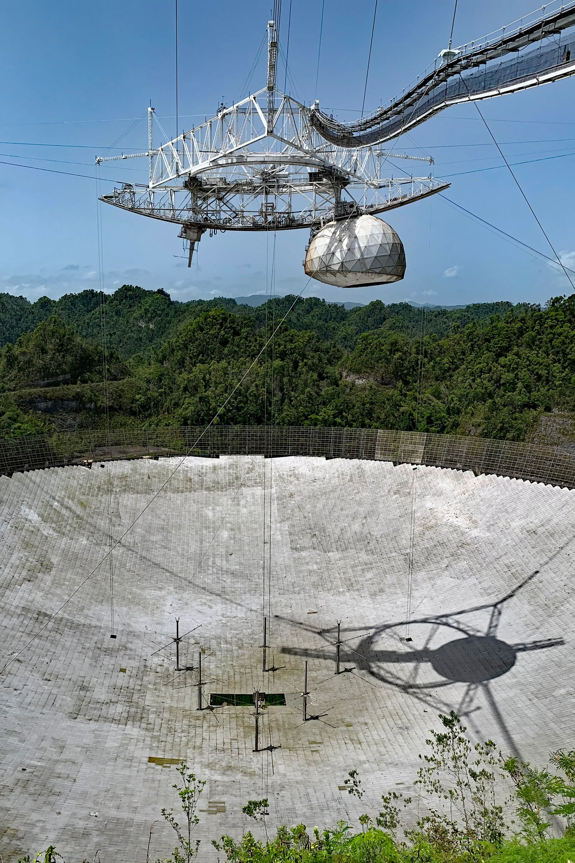 Arecibo-Radioteleskop mit Antennenplattform über der großen Schüssel