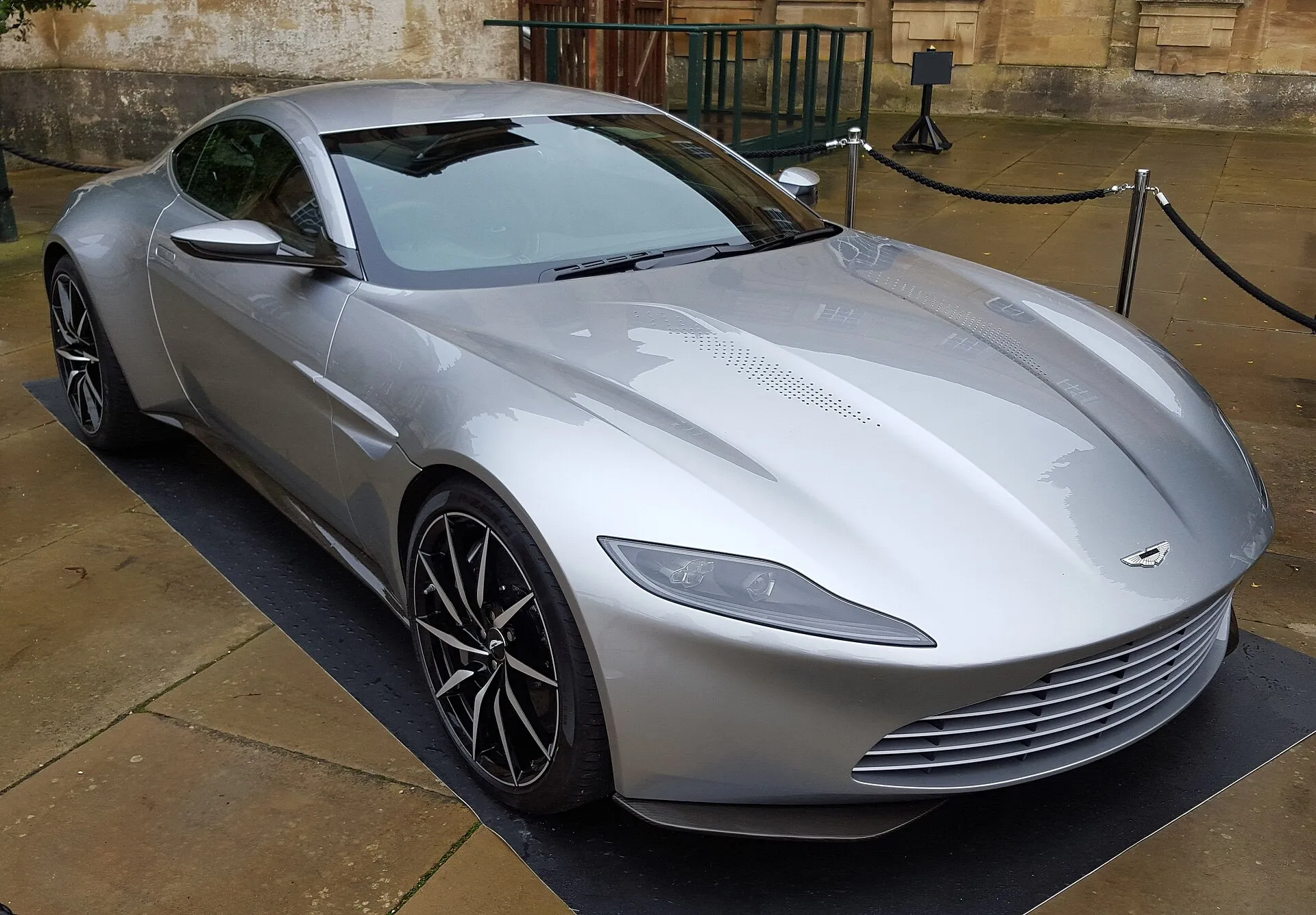 Silberner Aston Martin DB10 schräg von vorn