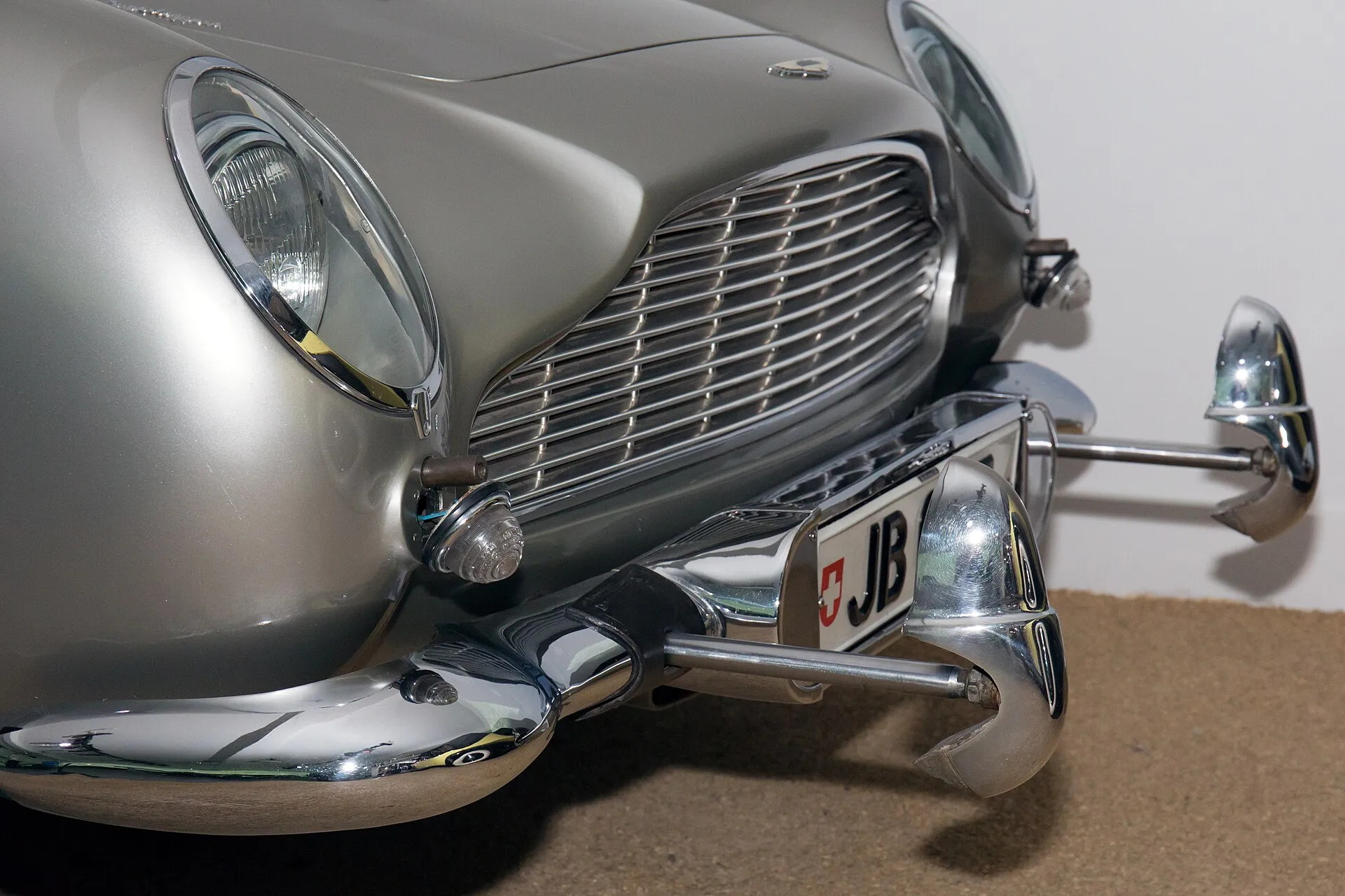 Silberner Aston Martin DB5 aus Goldfinger mit ausgefahrenen Maschinengewehren im National Motor Museum Beaulieu