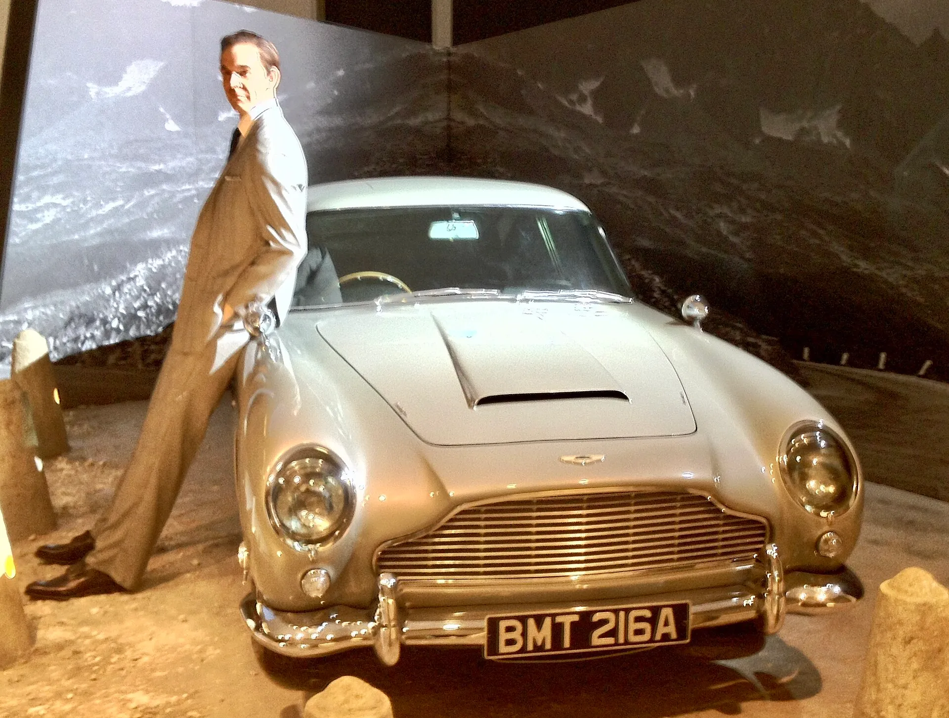 Silberner Aston Martin DB5 in einer James-Bond-Ausstellung