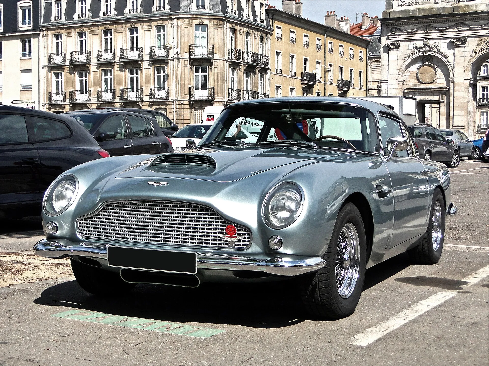 Silberner Aston Martin DB5 in schräger Frontansicht