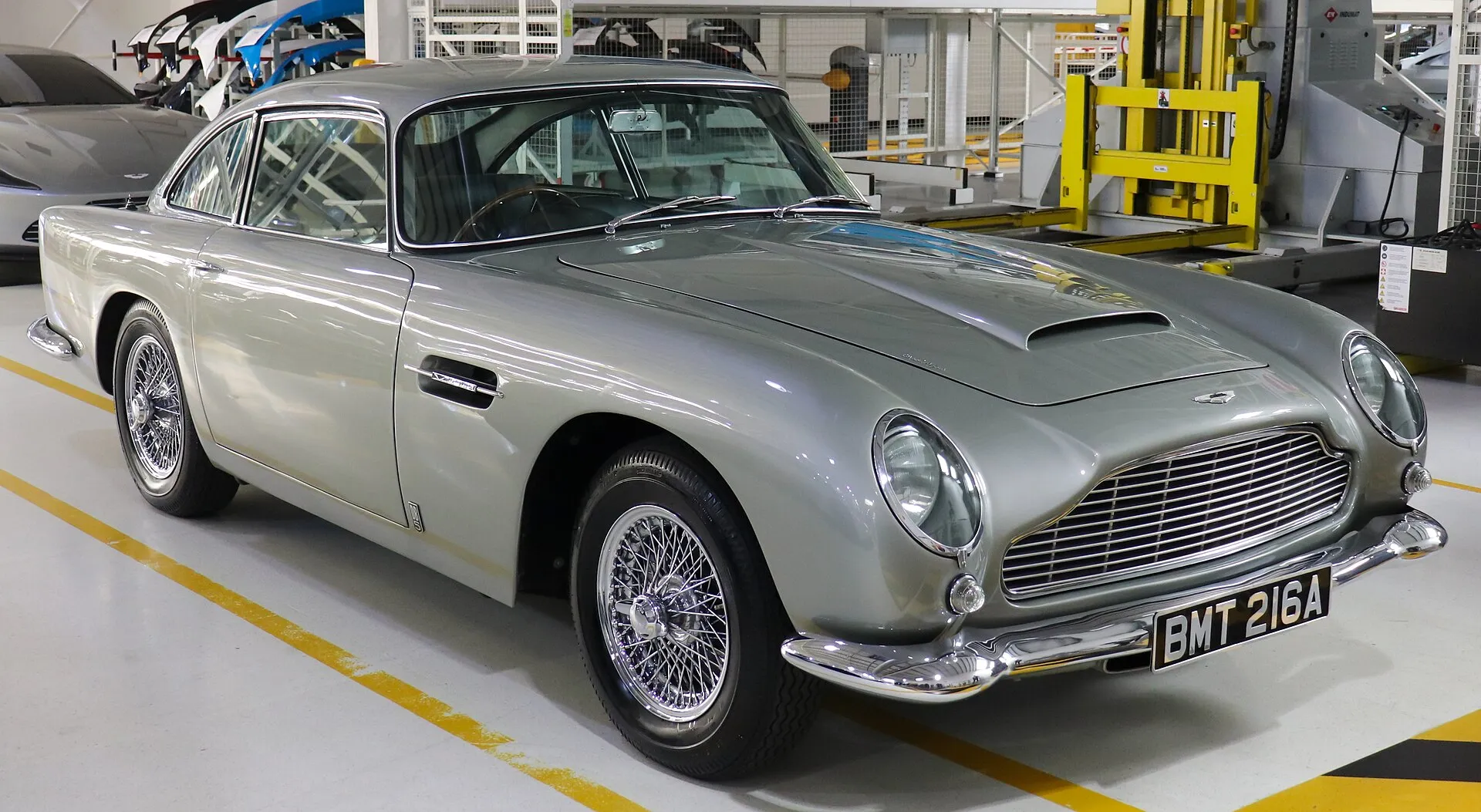 Silbergrauer Aston Martin DB5 von vorn