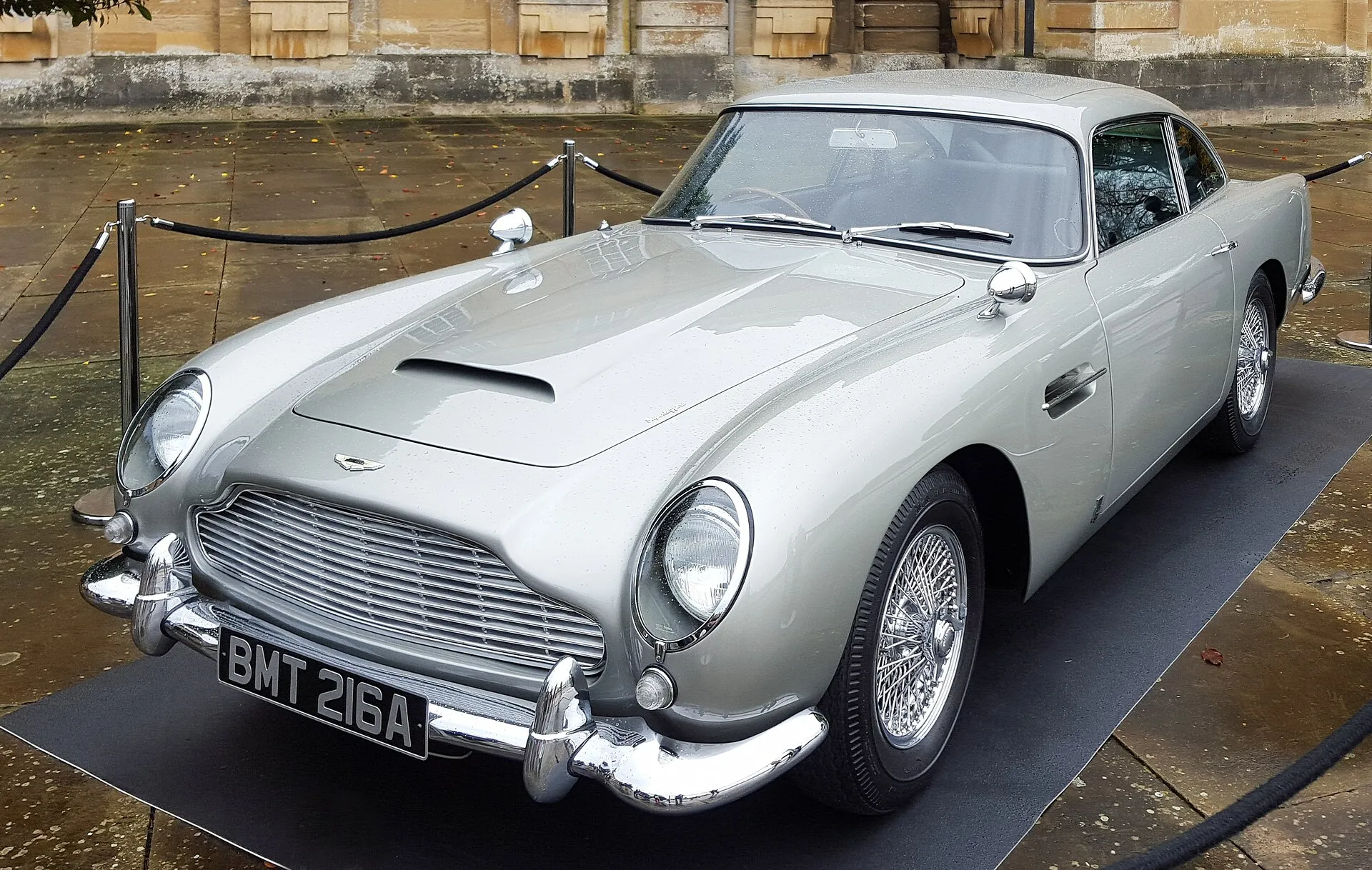 Silberner Aston Martin DB5 mit dem Kennzeichen BMT 216A