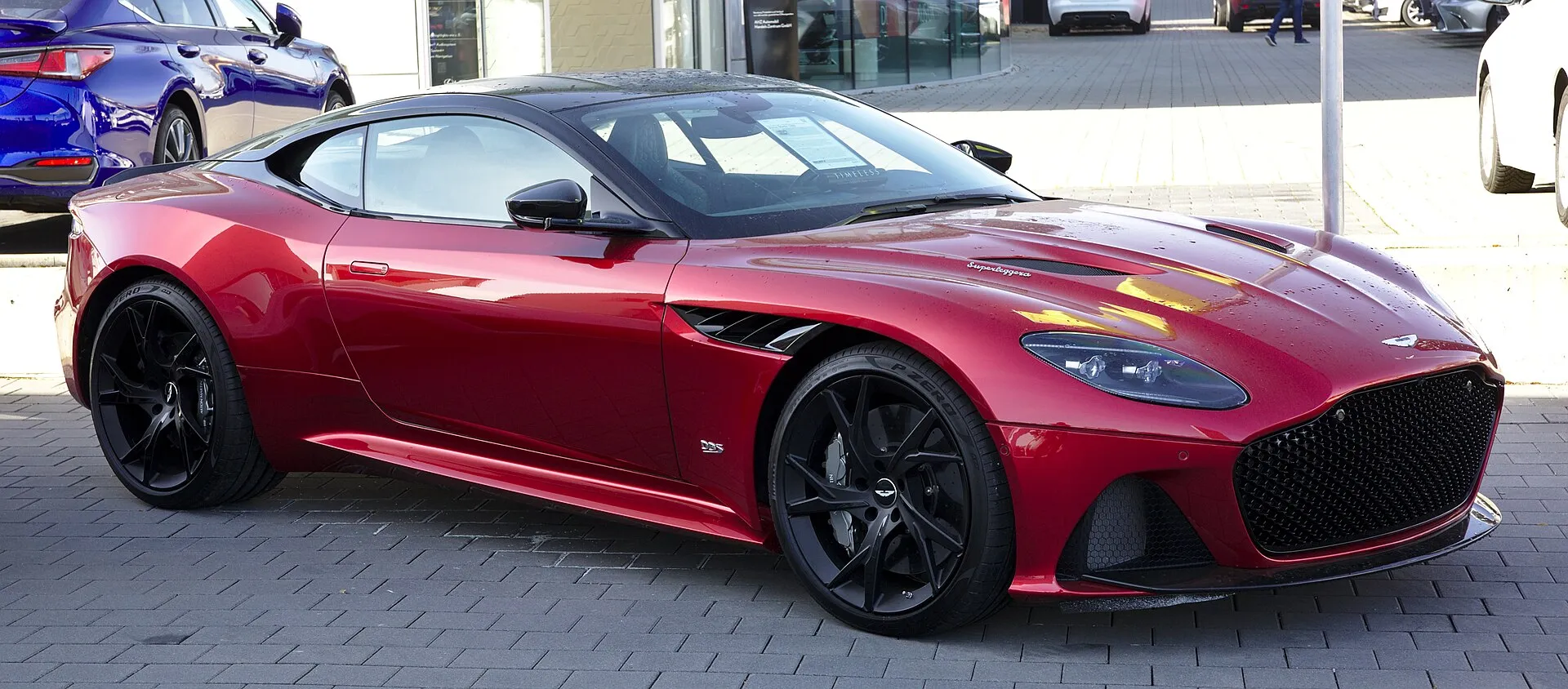 Roter Aston Martin DBS Superleggera in Seitenansicht