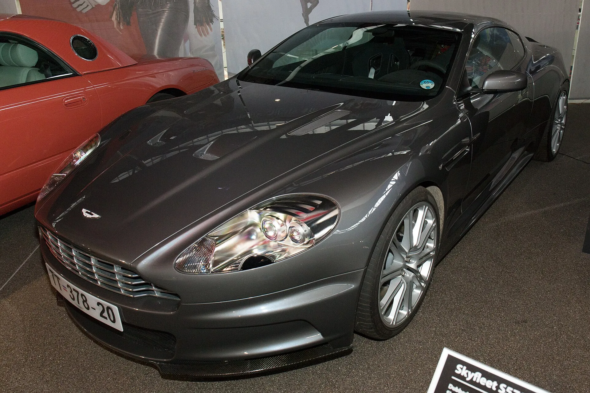 Grauer Aston Martin DBS aus Casino Royale in einer Museumsausstellung