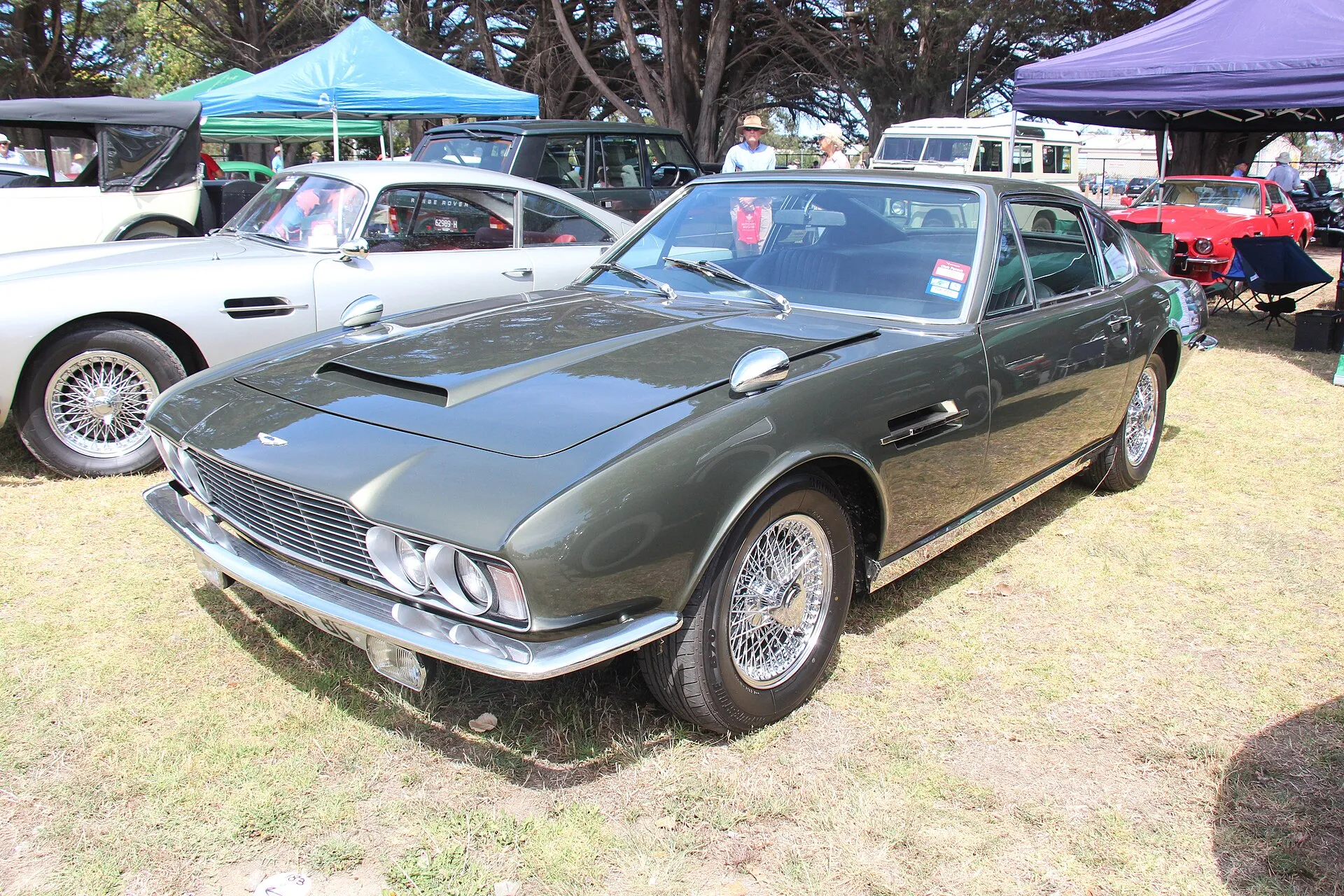 Aston Martin DBS von 1969 in Seitenansicht, ein zweitüriges Coupé mit vier Rundscheinwerfern