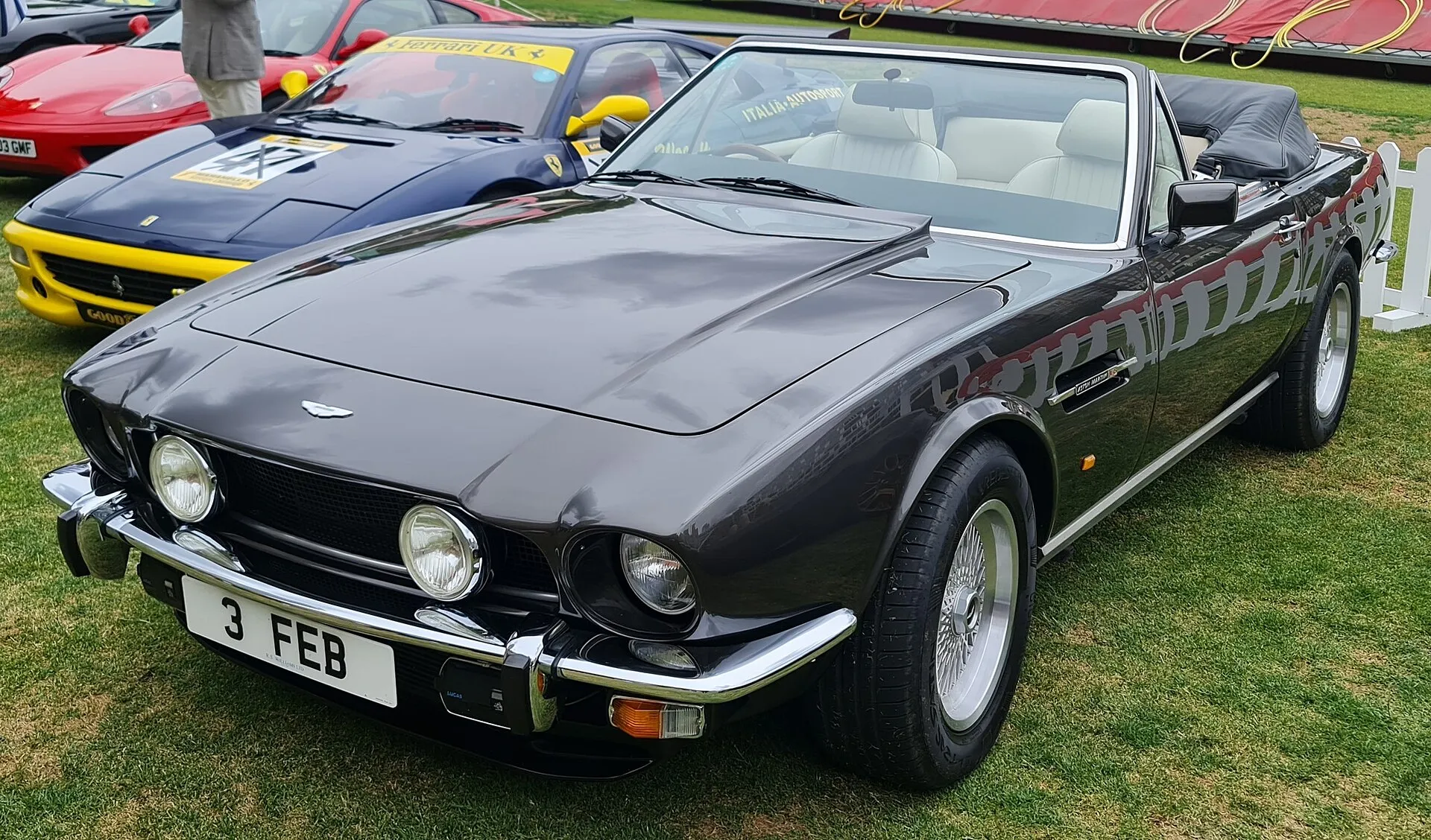 Grauer Aston Martin V8 Volante von 1988