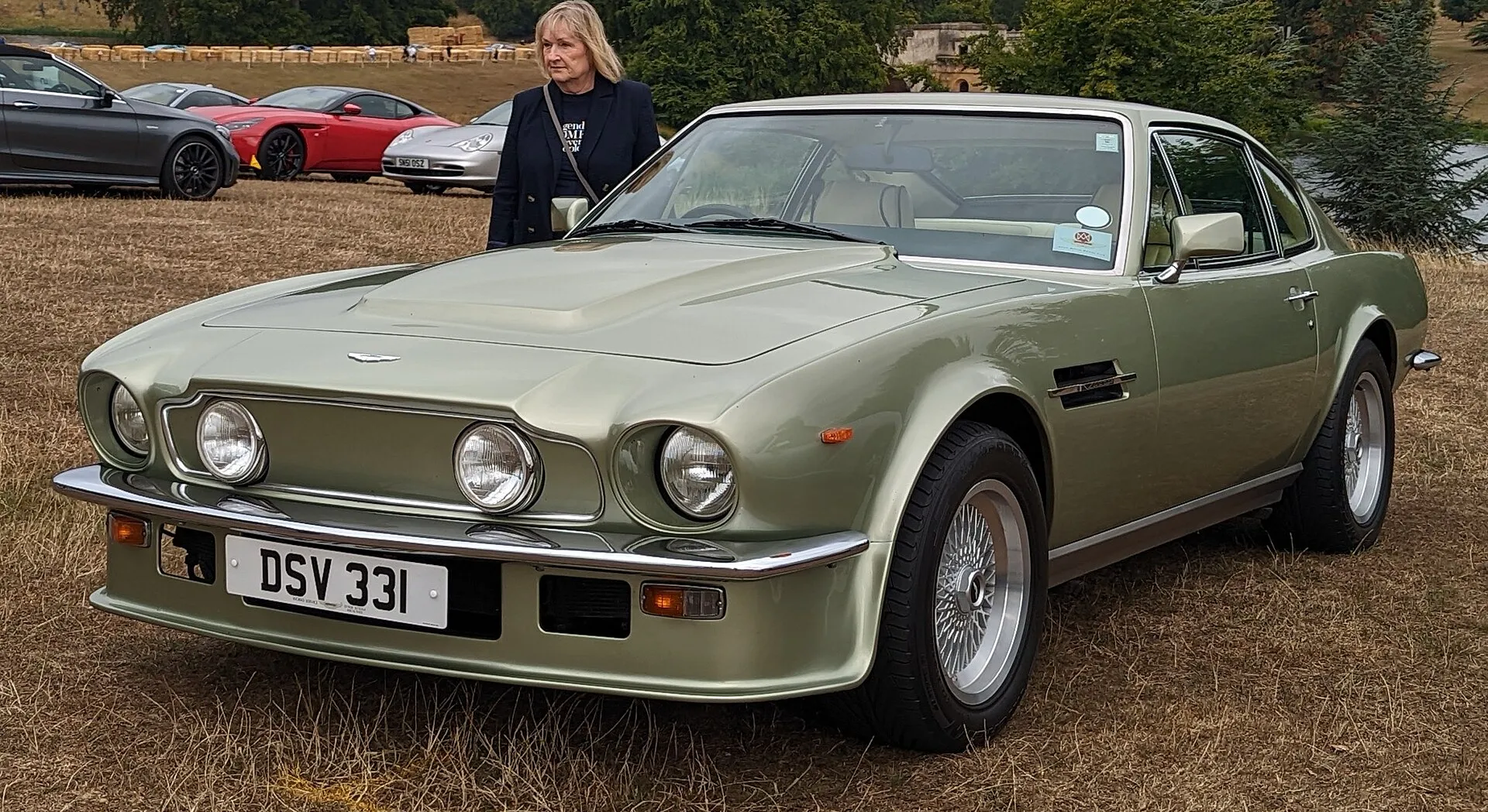 Grüner Aston Martin V8 Vantage von 1985