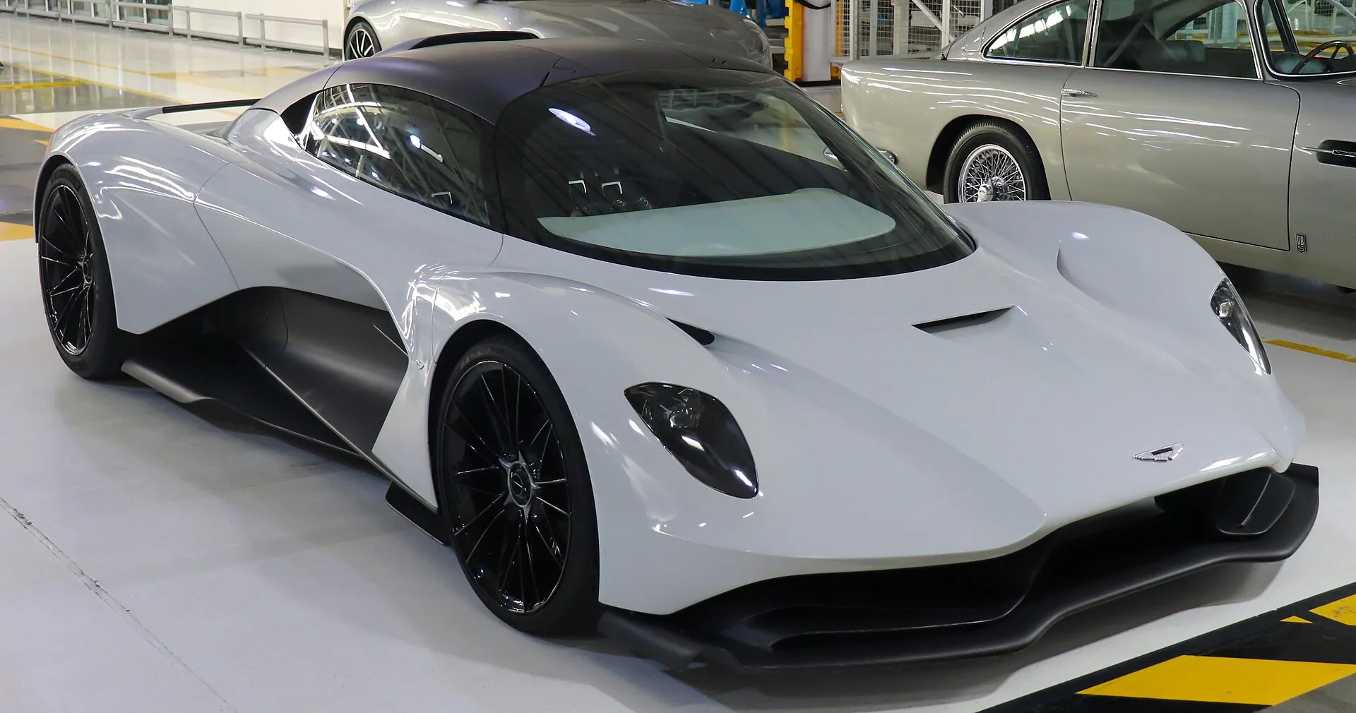 Weißes Aston-Martin-Konzeptfahrzeug AM-RB 003