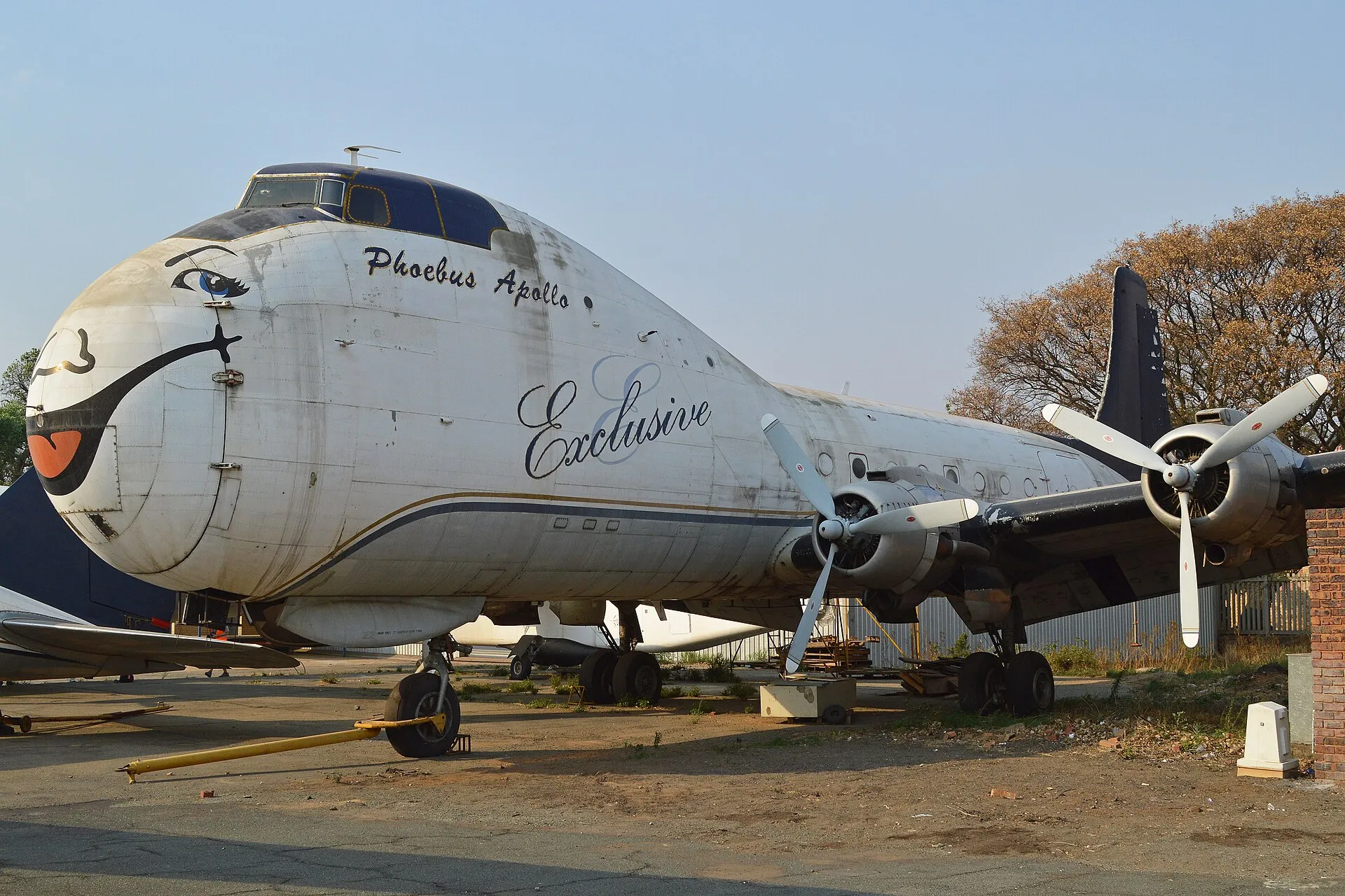 Abgestellte Aviation Traders ATL-98 Carvair mit hochgesetztem Cockpit, bauchigem Bug und vier Propellermotoren