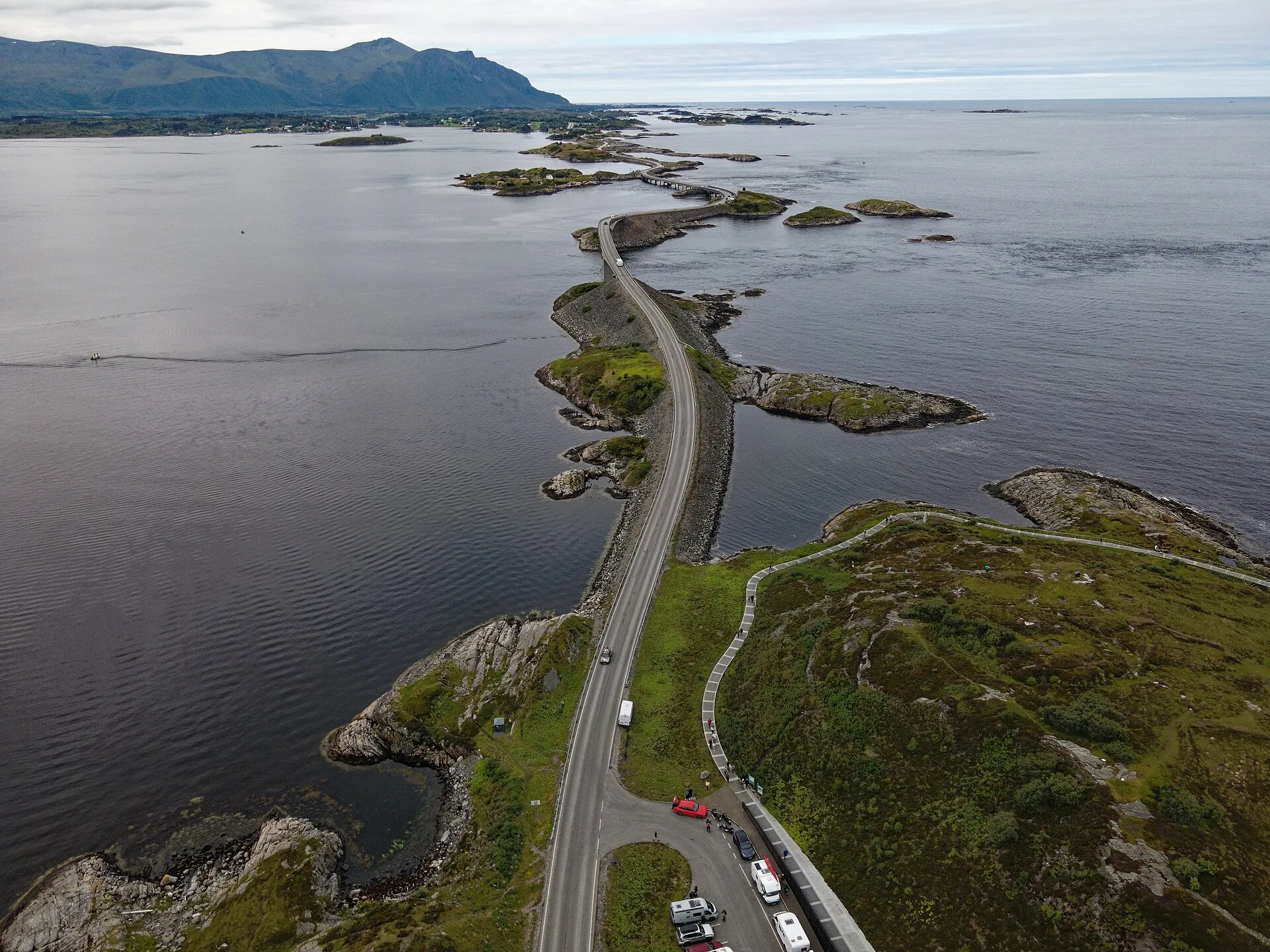 Luftbild der norwegischen Atlantikstraße über kleine Inseln