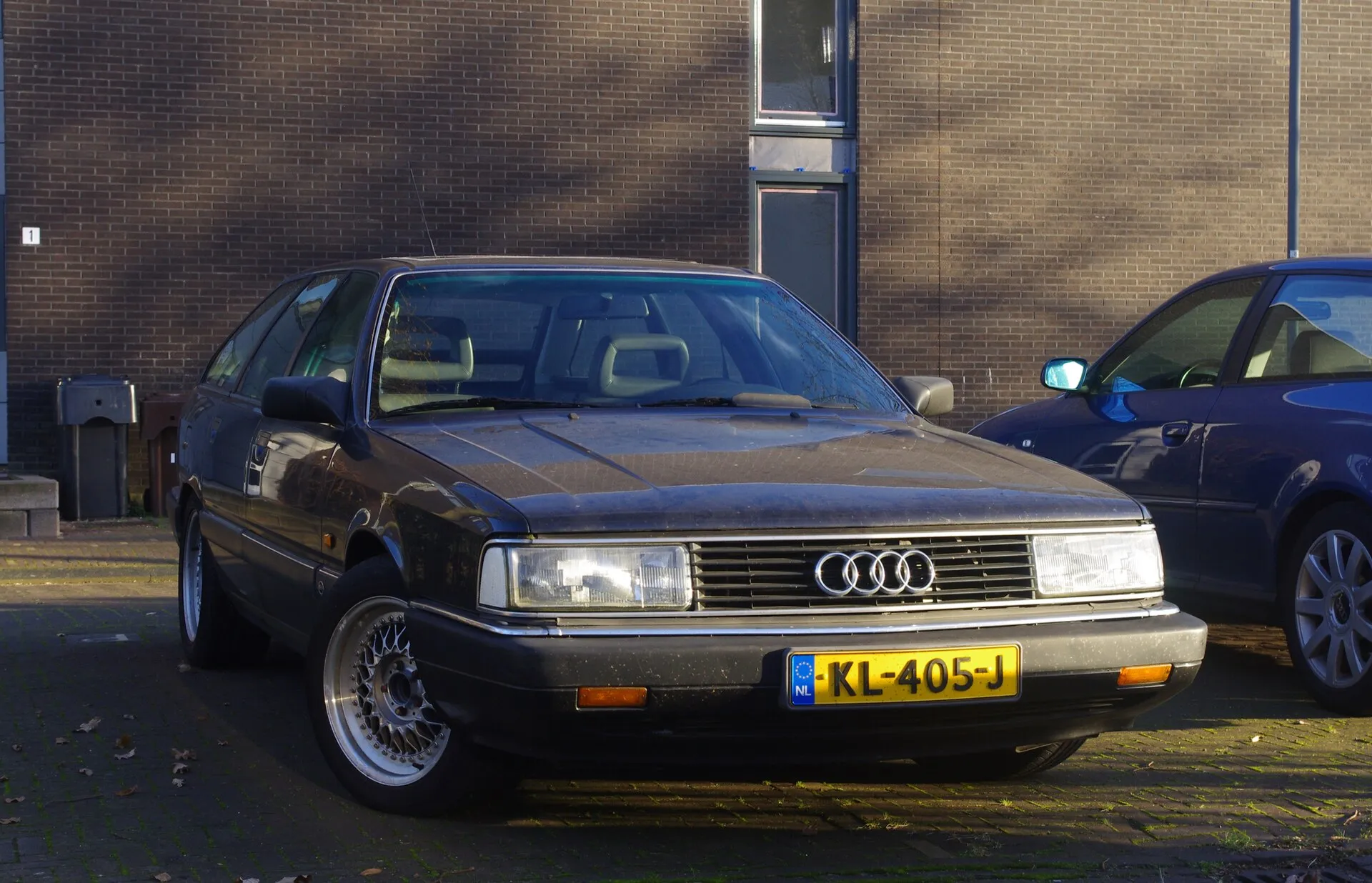 Dunkler Audi 200 Avant quattro der Baureihe C3