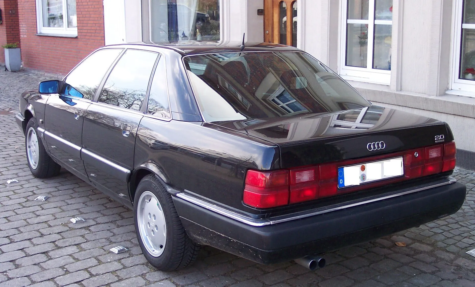 Schwarze Audi-200-quattro-Limousine der Baureihe C3
