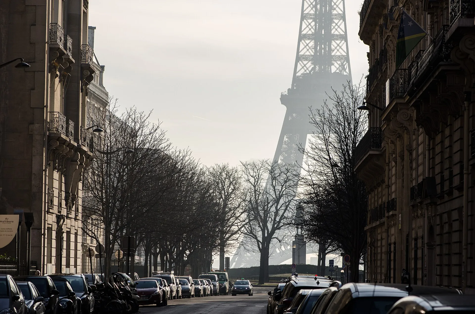 Blick durch die Avenue d'Eylau im 16. Pariser Arrondissement auf den Eiffelturm im Dunst