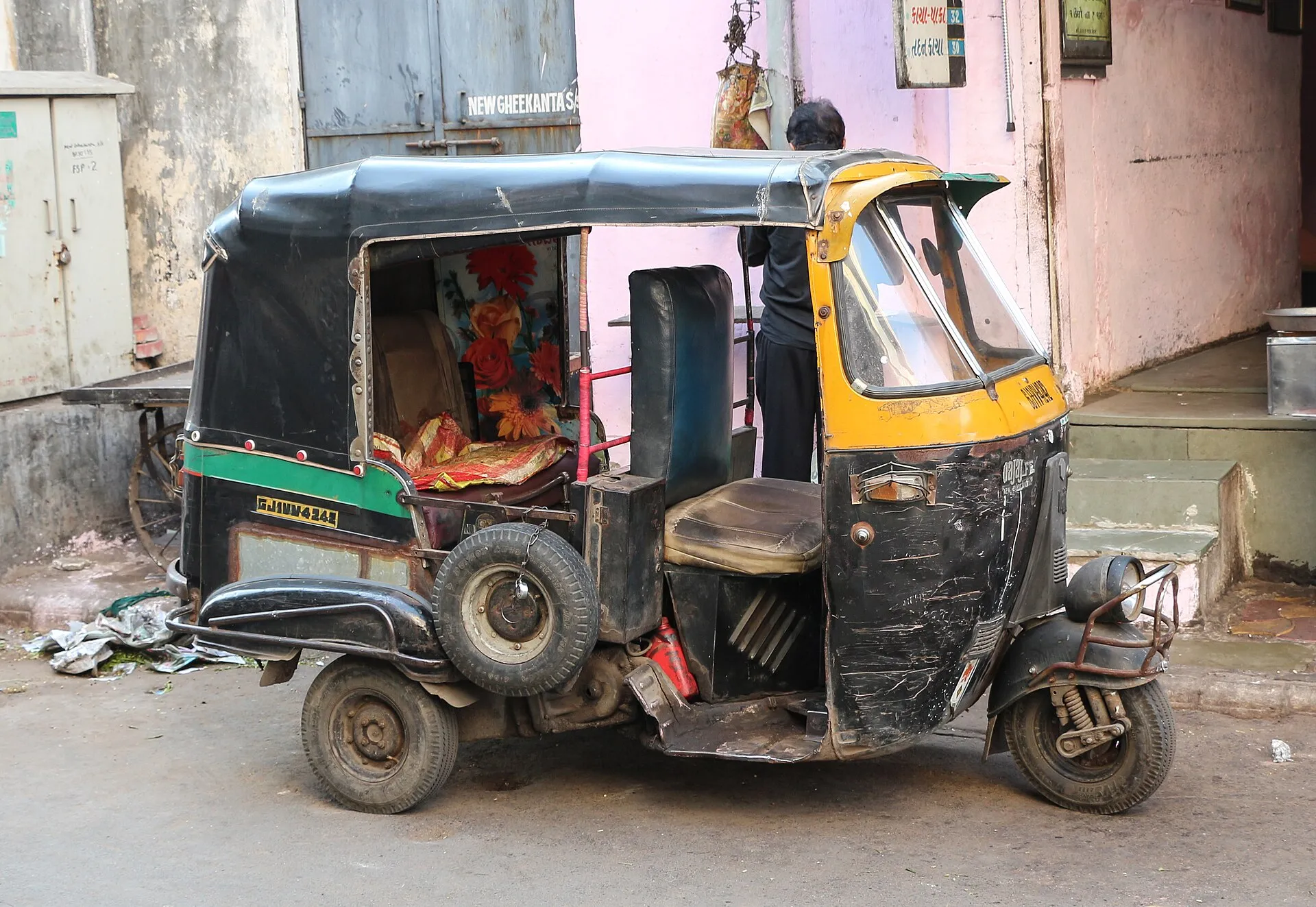 Gelb-grünes Bajaj-Tuk-Tuk in Ahmedabad