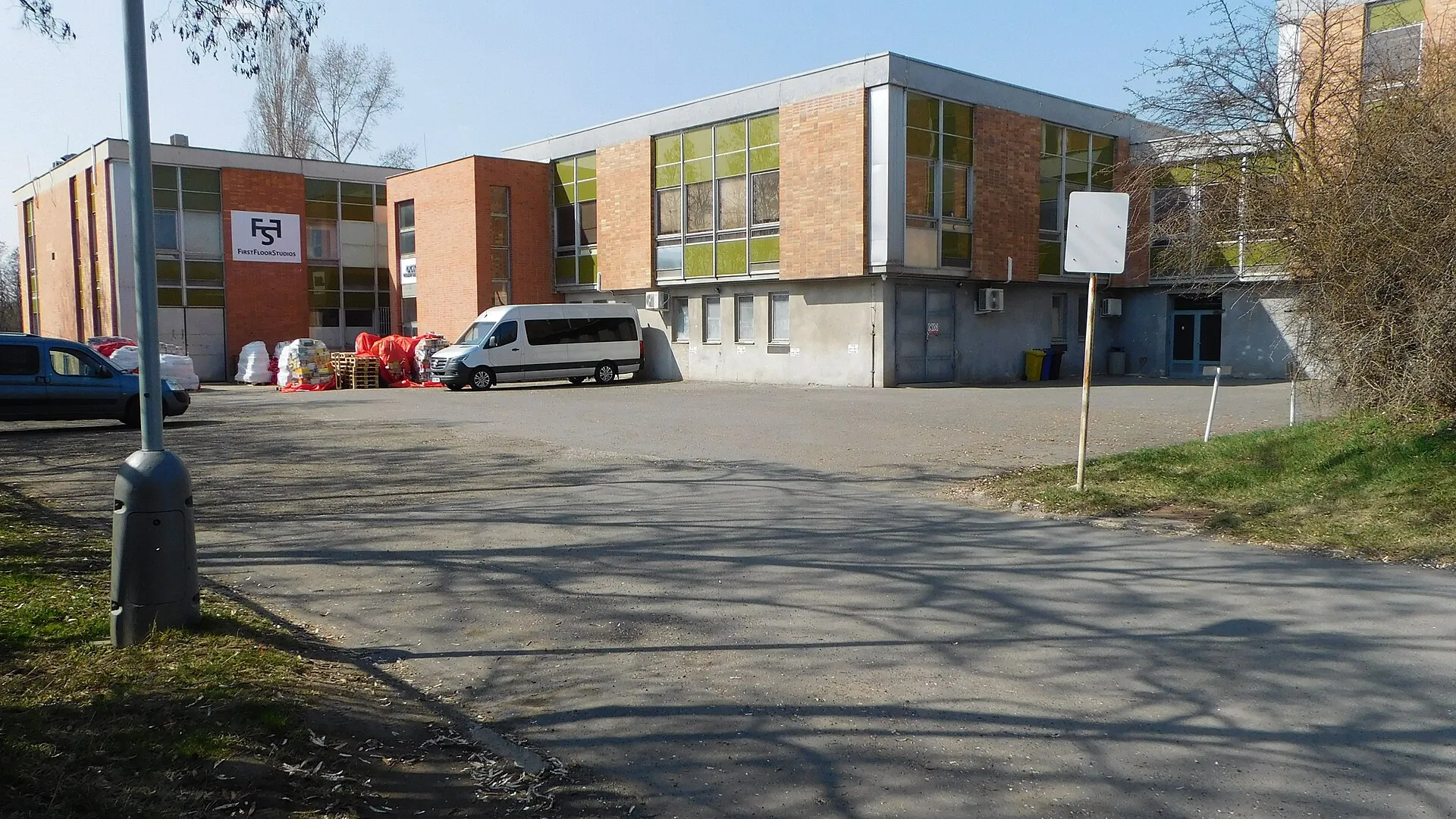 Studiogebäude auf dem Gelände der Barrandov Studios in Prag