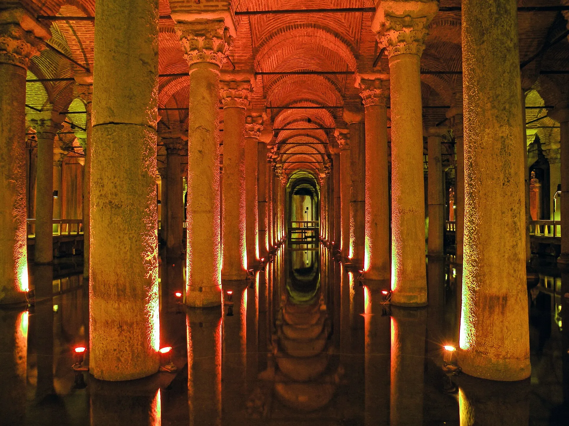 Säulenhalle der Cisterna Basilica in Istanbul, von Wasser umgeben und rötlich beleuchtet