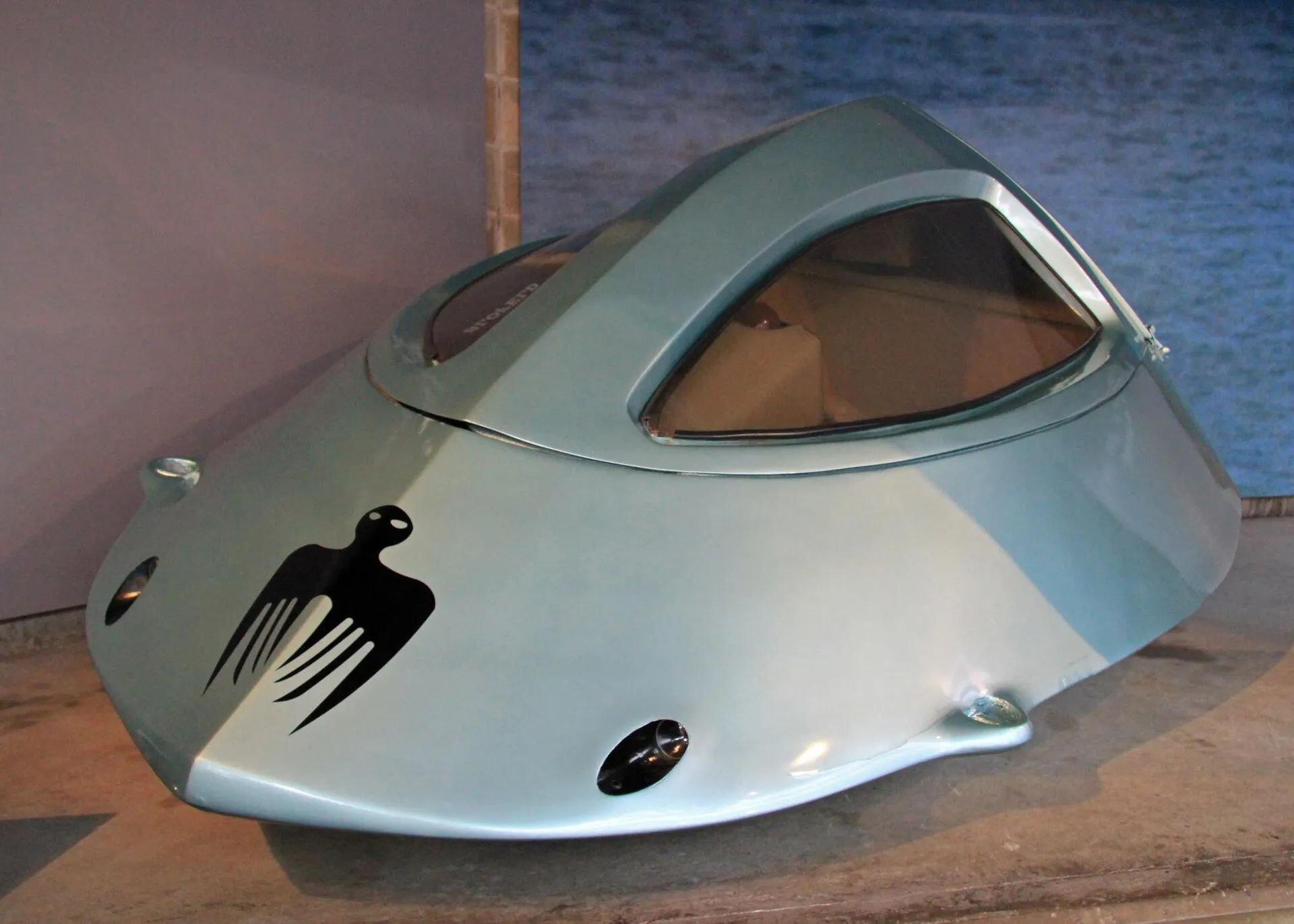 Silbernes einsitziges Bath-O-Sub mit SPECTRE-Emblem in einer Museumsausstellung.