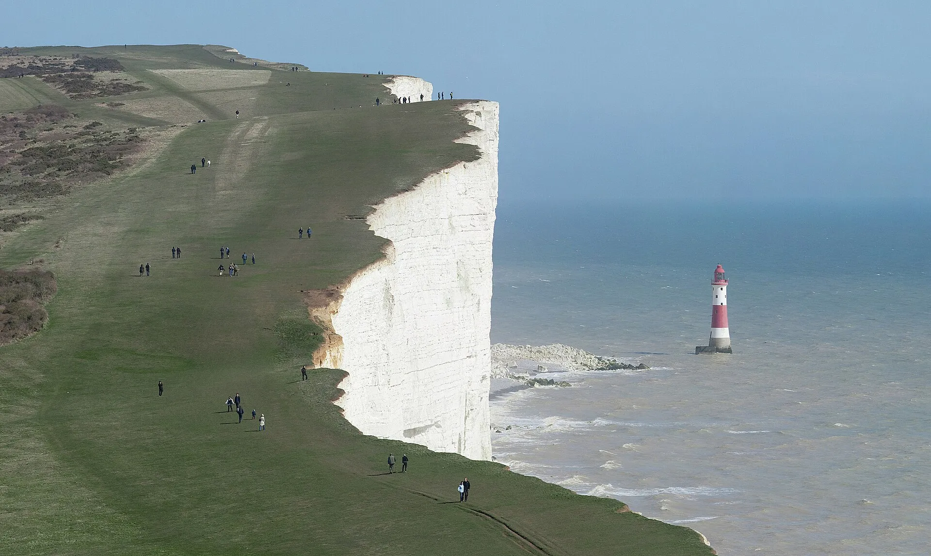 Weiße Kreideklippen von Beachy Head mit Leuchtturm