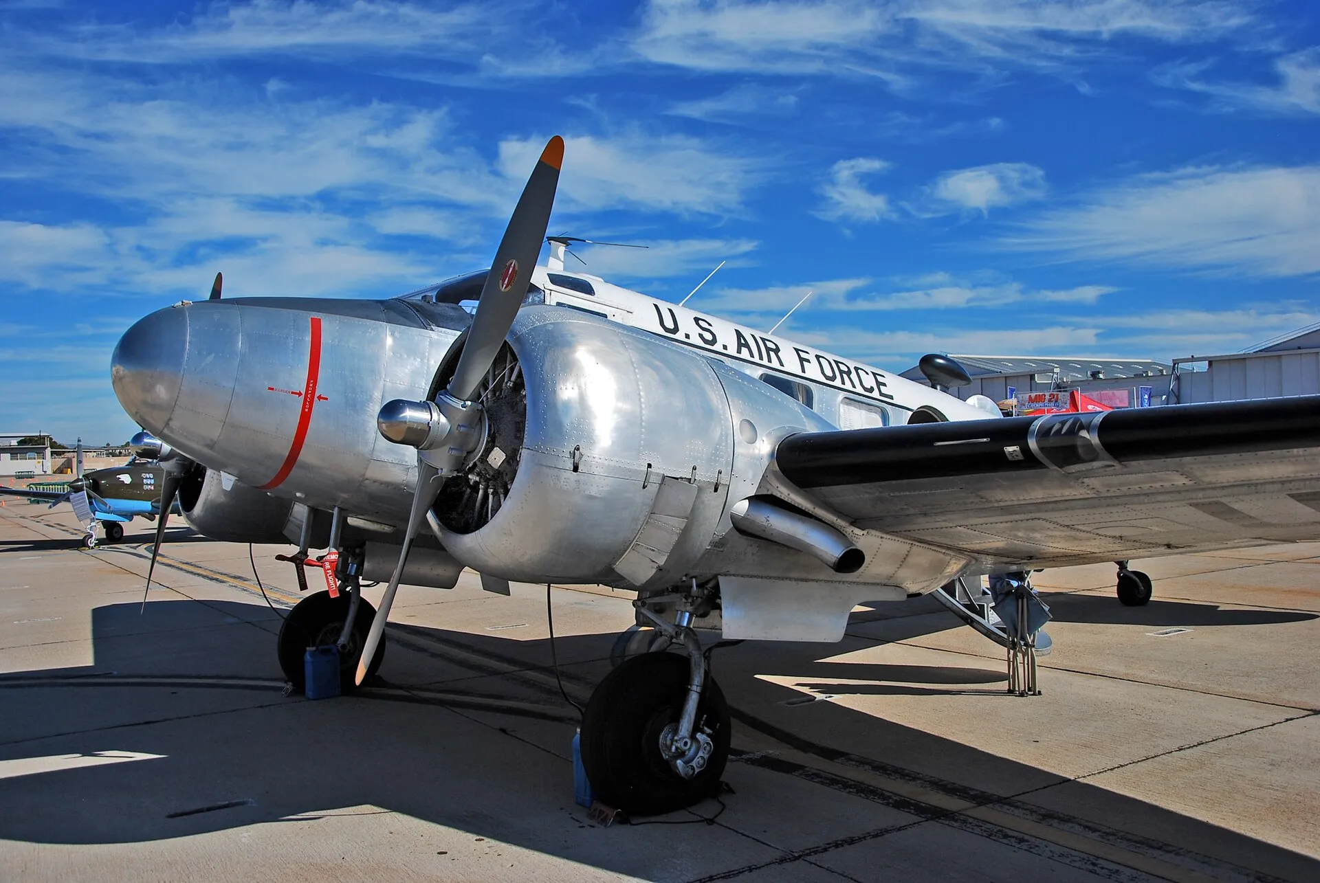 Beech C-45H Expeditor am Boden