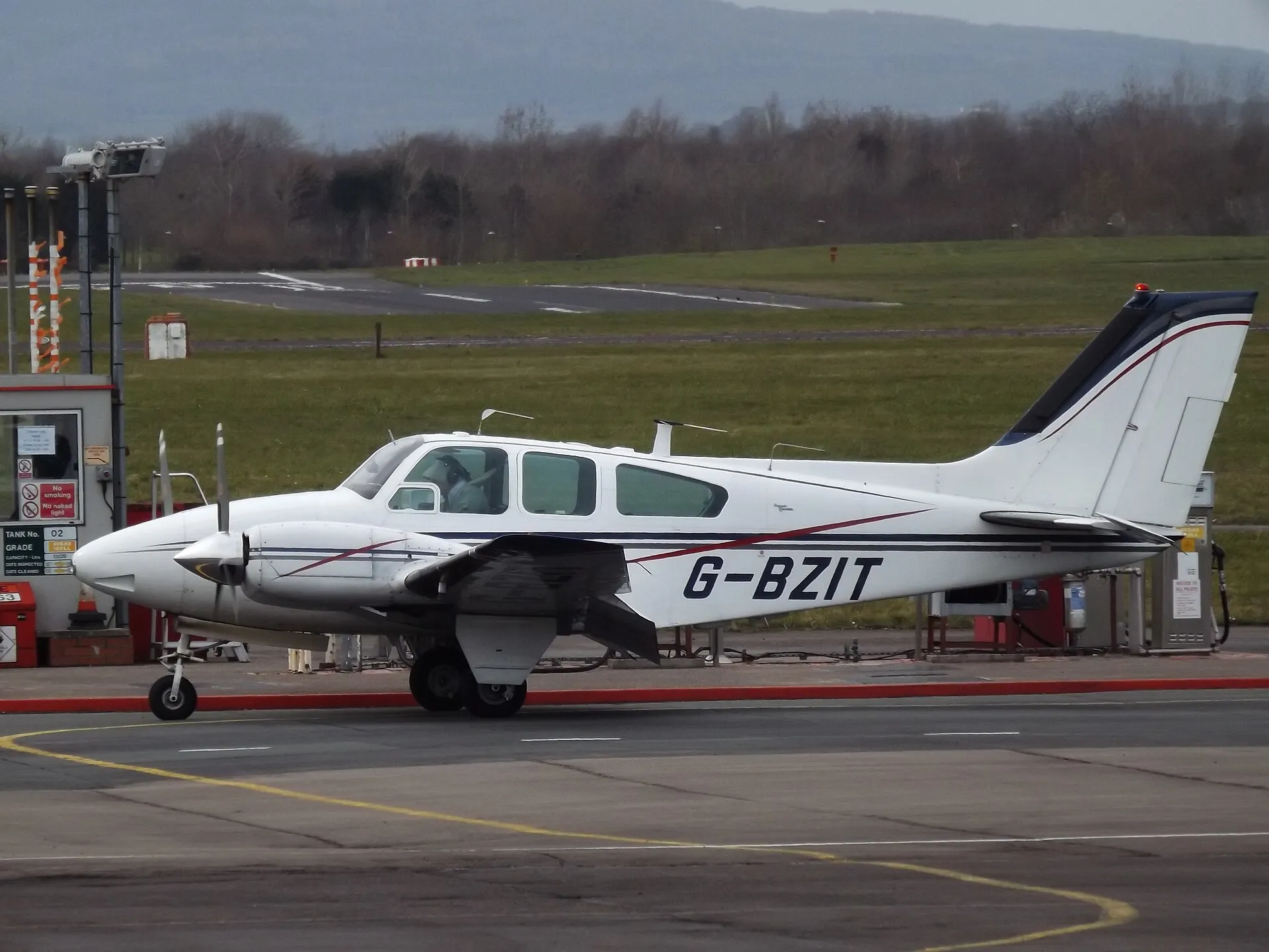 Beechcraft Baron 55 im Flug