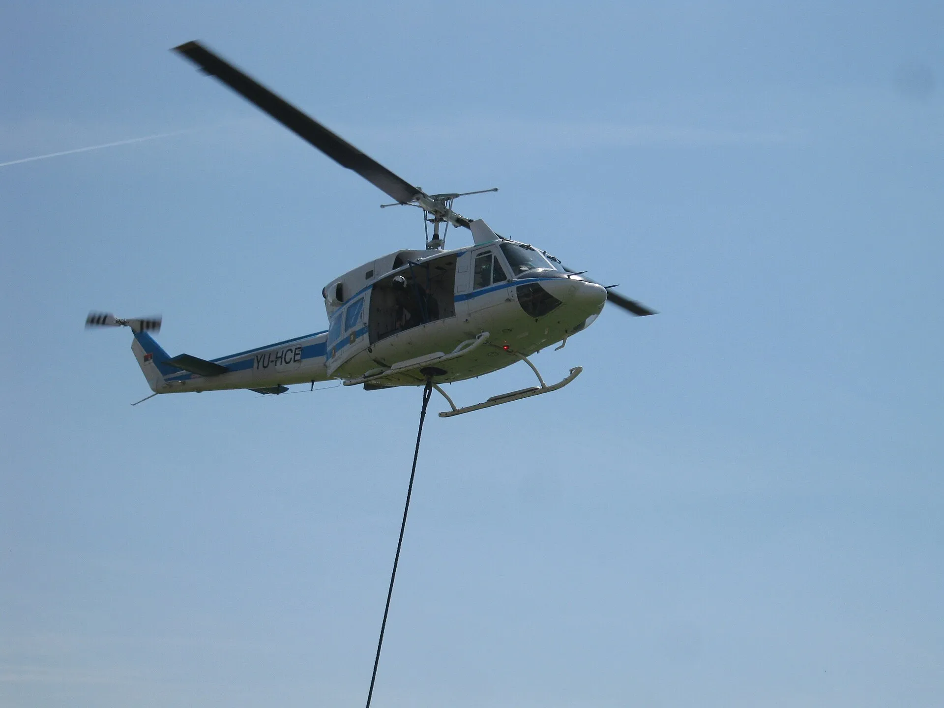 Bell-Hubschrauber im Flug mit offener Seitentür