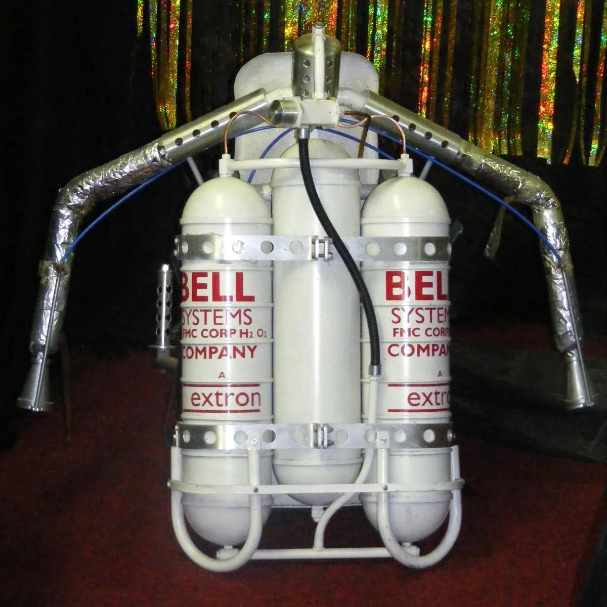 Bell Rocket Belt aus Feuerball in einer Ausstellung