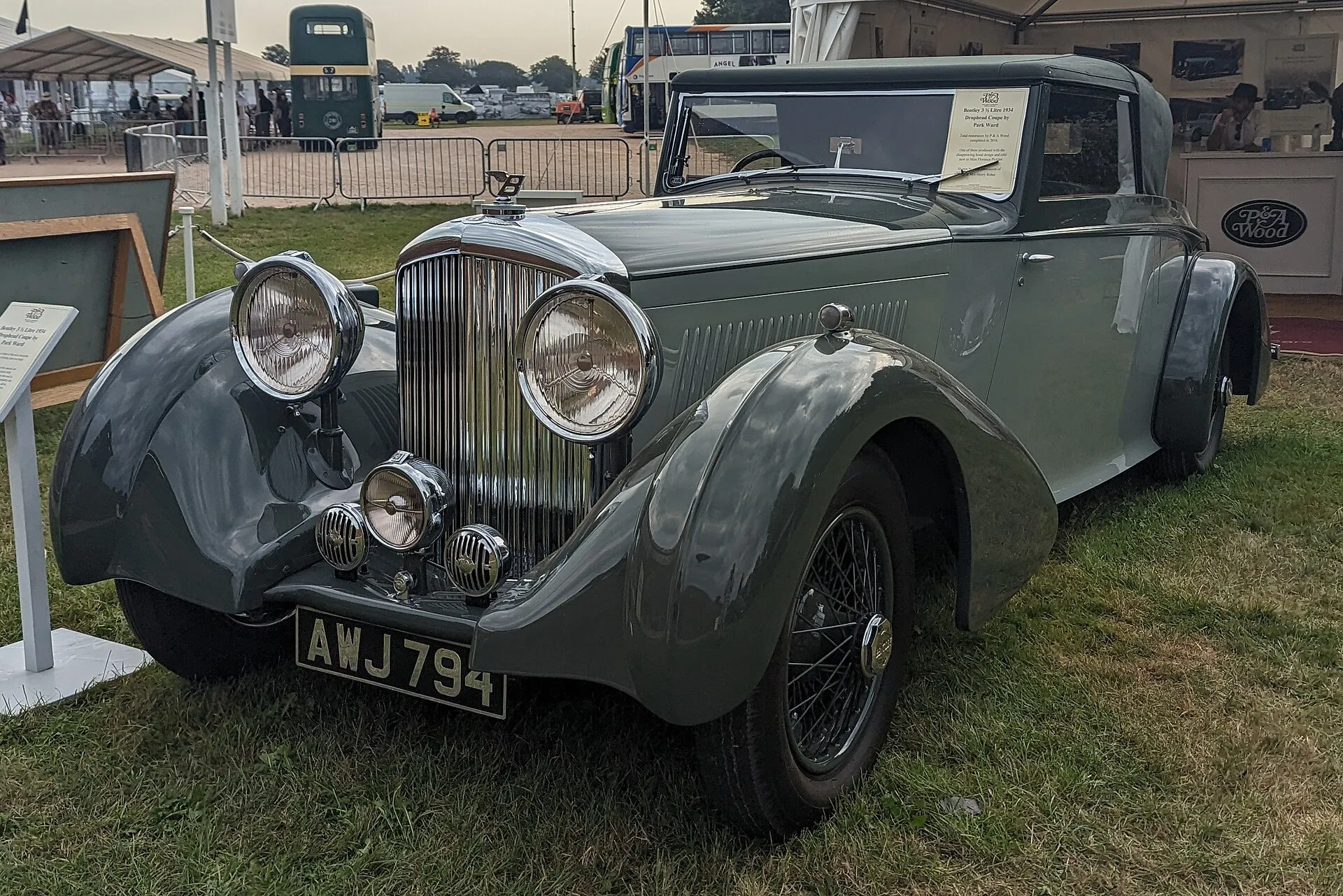 Graues Bentley 3½ Litre Drophead Coupé von Park Ward (1934) mit geschlossenem Verdeck auf einem Ausstellungsstand im Freien