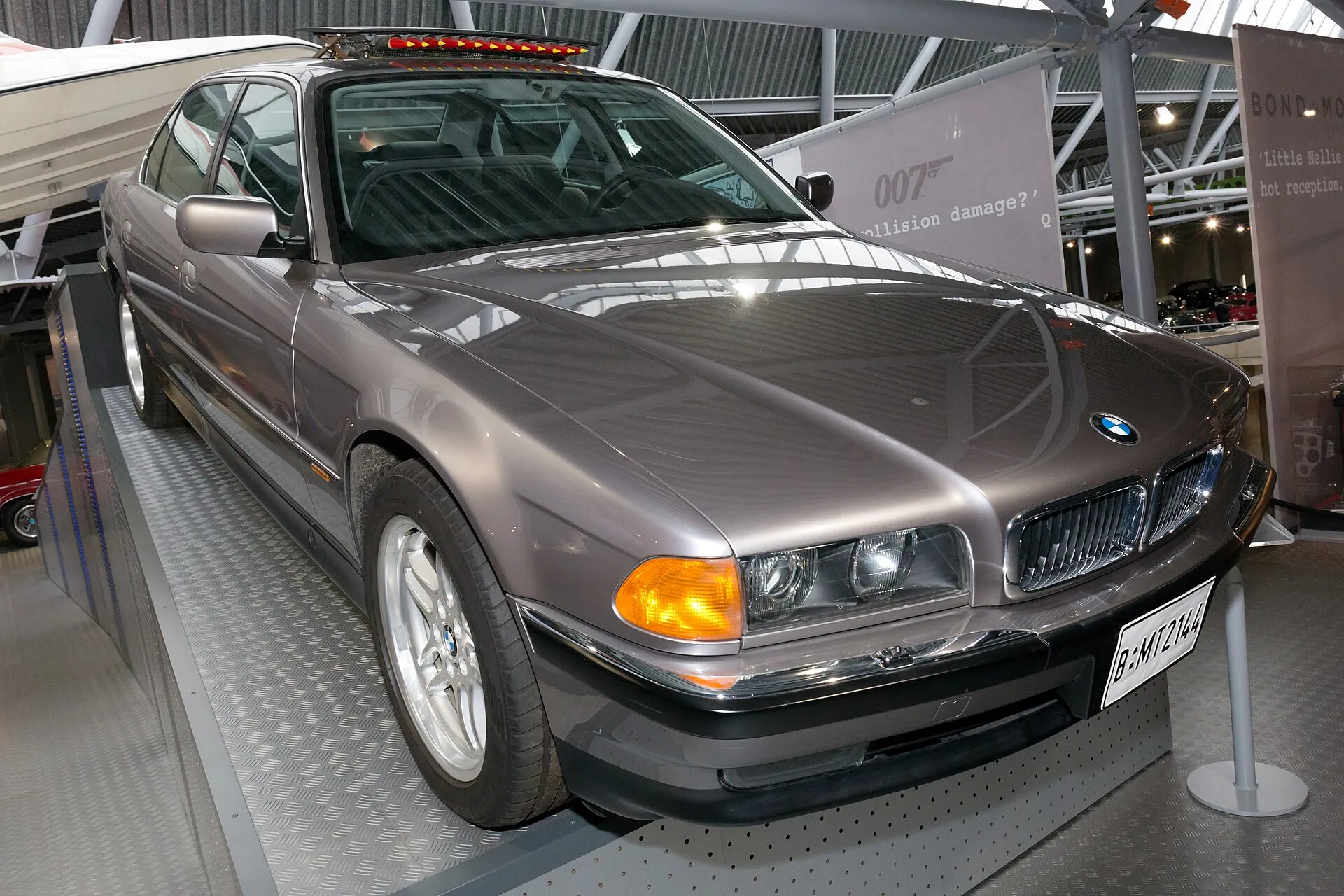 Silberner BMW aus Der Morgen stirbt nie im National Motor Museum