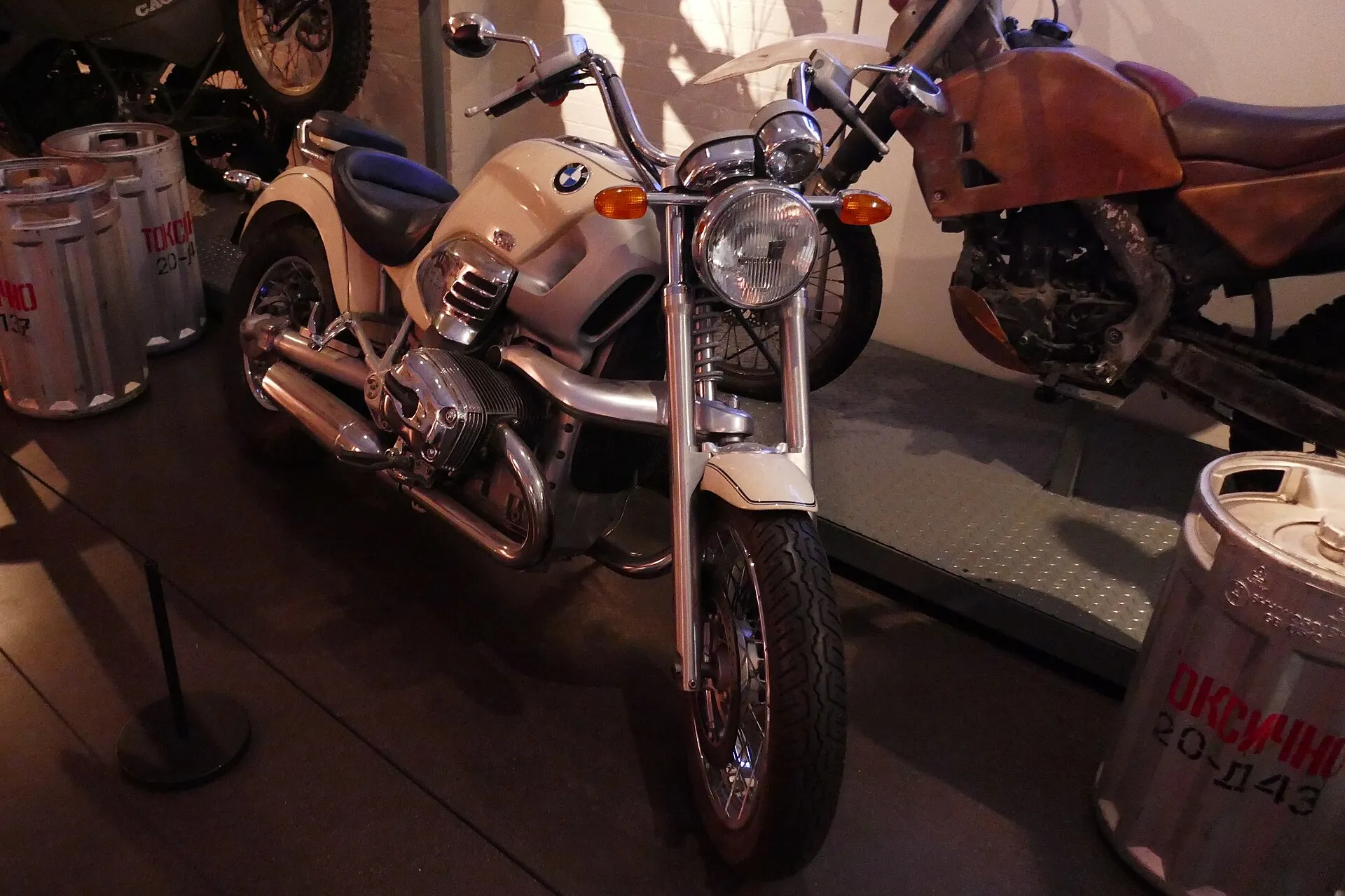 BMW R 1200 C aus Der Morgen stirbt nie in einer Ausstellung