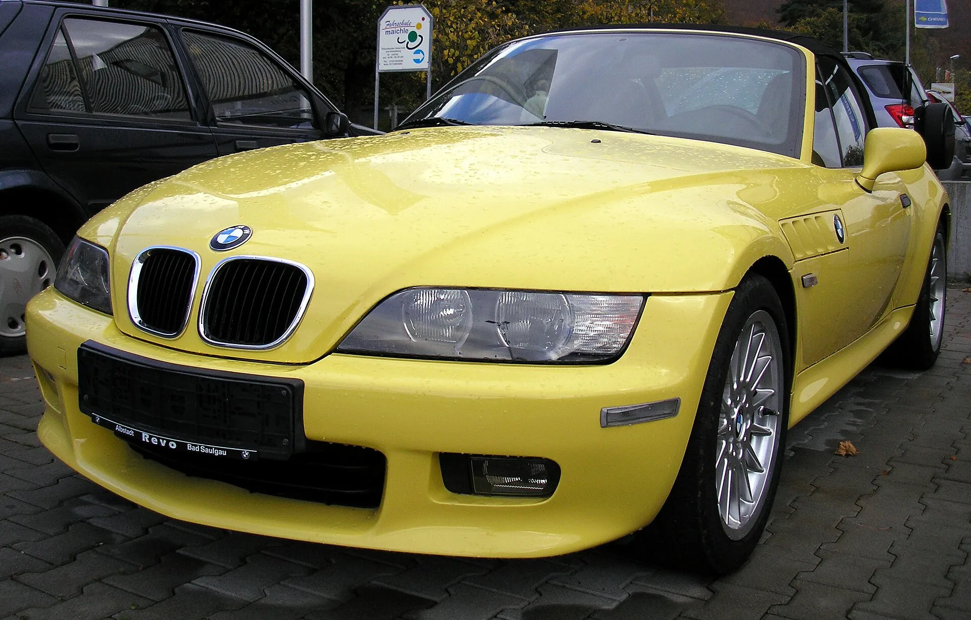 Gelber BMW Z3 Roadster von vorn