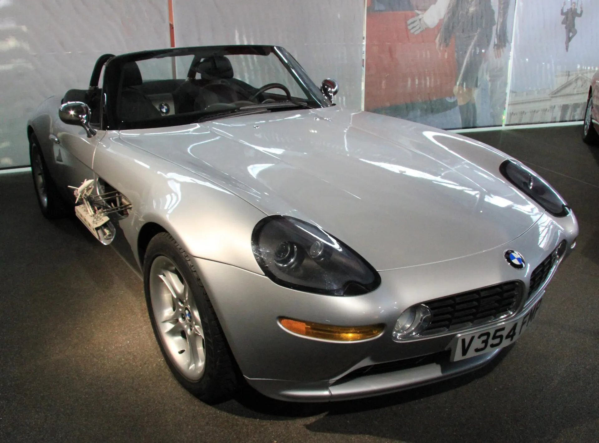 Silberner BMW Z8 aus dem Film mit ausgefahrenem Raketenwerfer