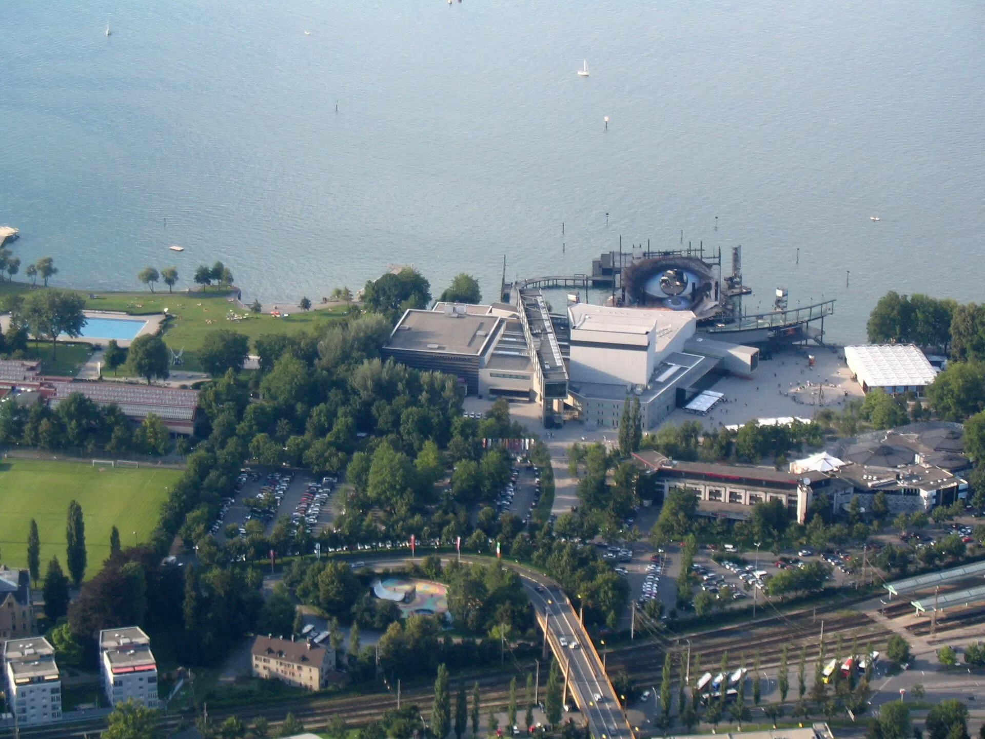 Bregenzer Festspielhaus und Tosca-Seebühne aus der Luft