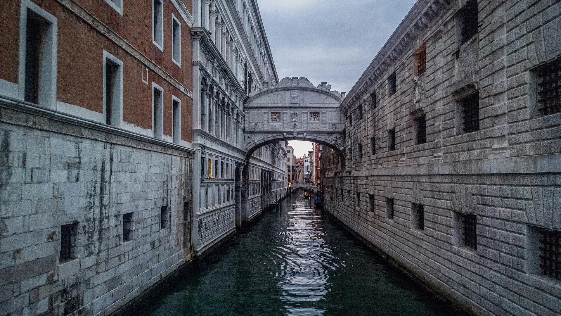 Die Seufzerbrücke über dem Rio di Palazzo in Venedig, im Hintergrund eine Gondel