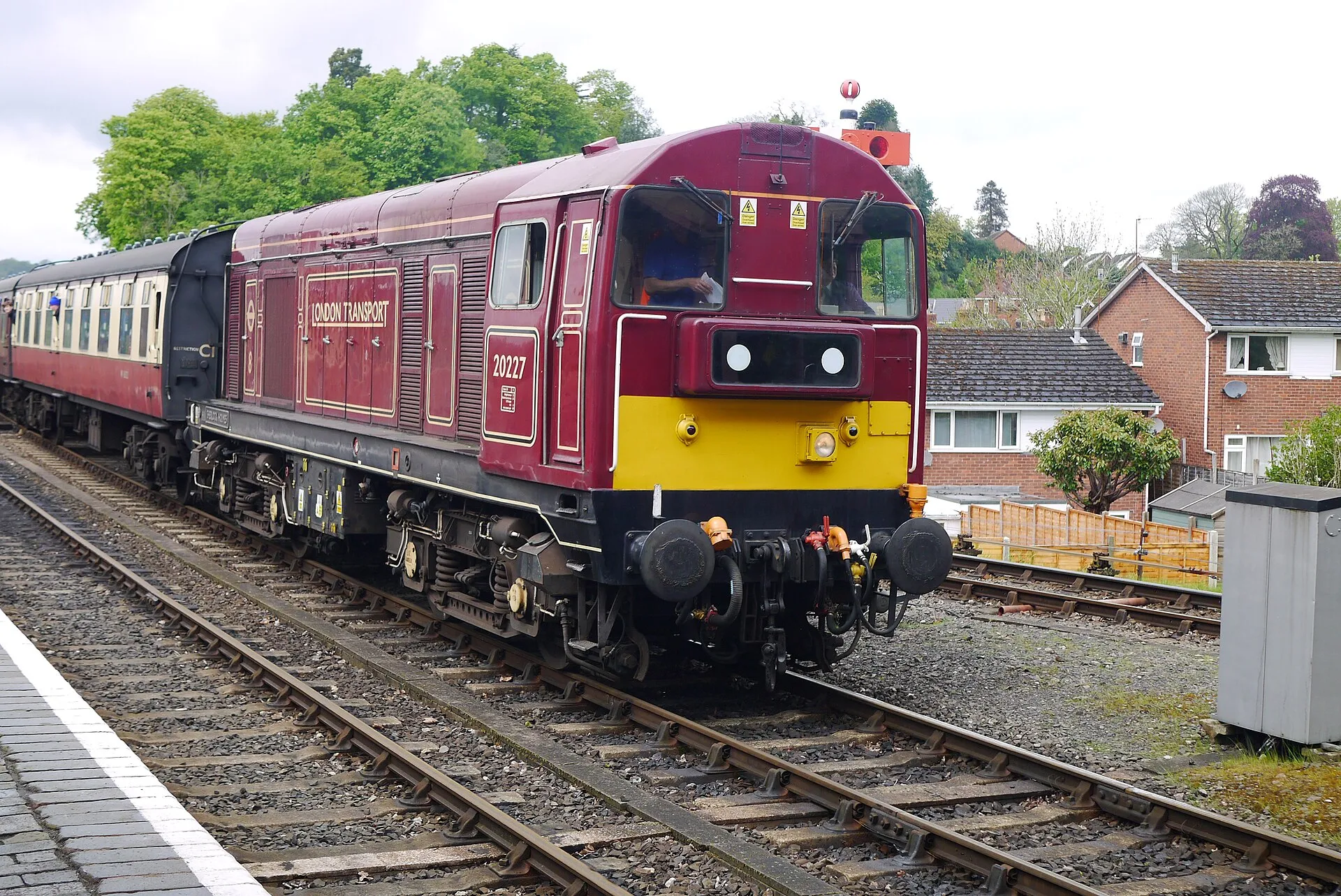 Diesellokomotive der British Rail Class 20 vor Reisezugwagen