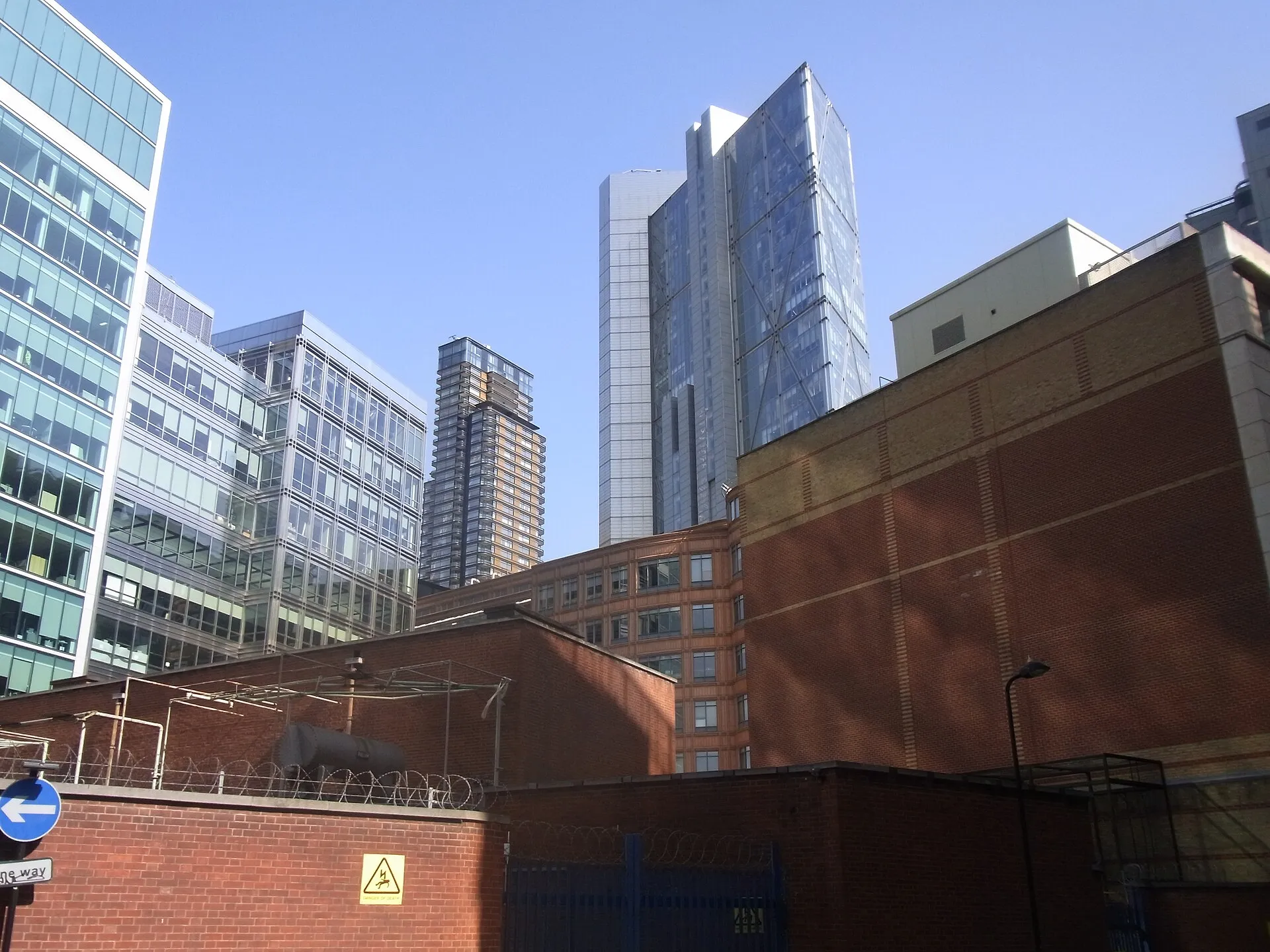 Broadgate Tower zwischen modernen Gebäuden in London