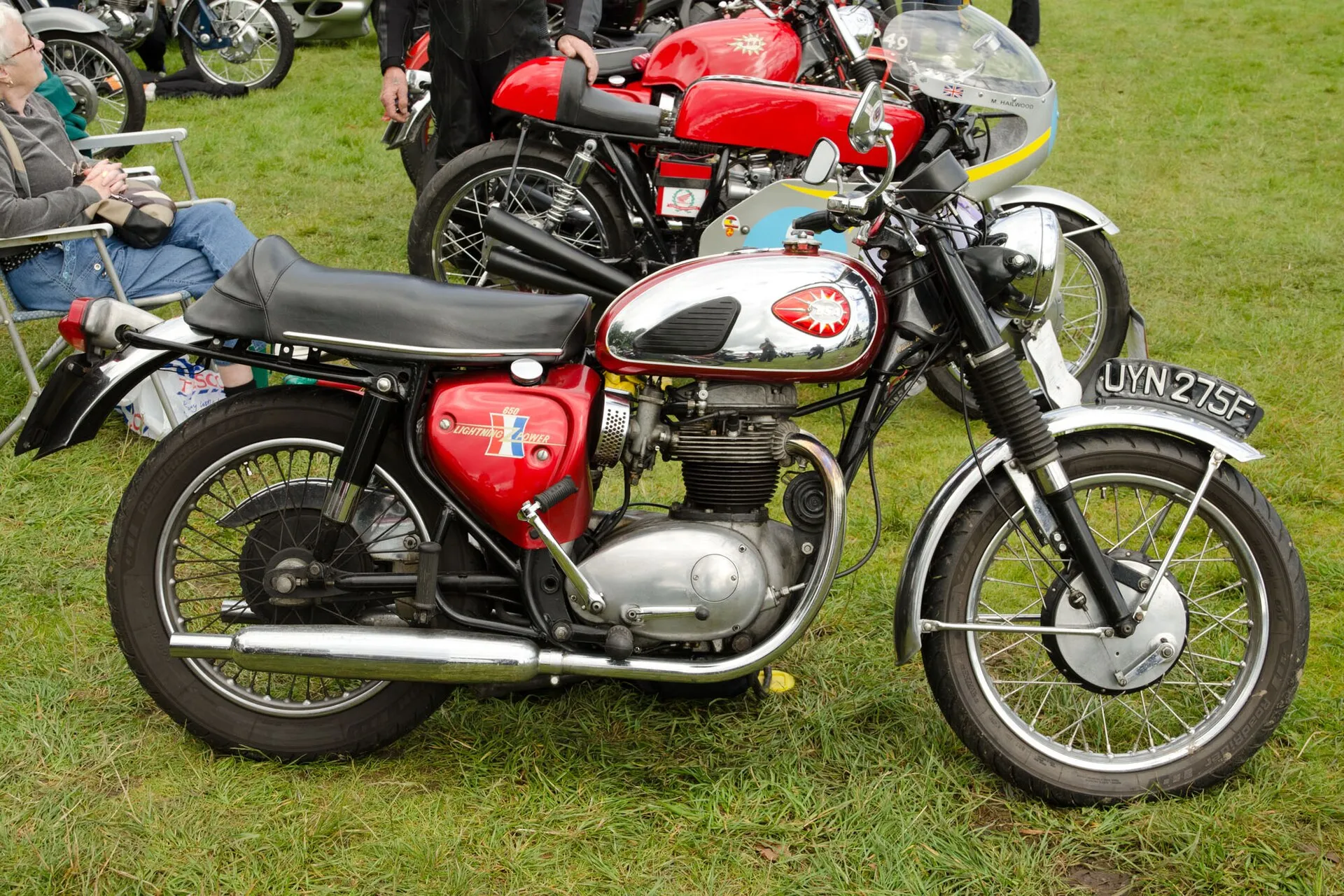 Rot-verchromtes BSA A65 Lightning Motorrad von 1968 auf einer Wiese bei einem Oldtimertreffen