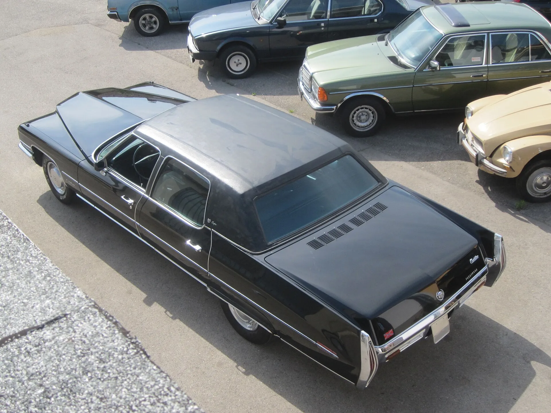 Schwarzer Cadillac Fleetwood Brougham von 1971 in Seitenansicht