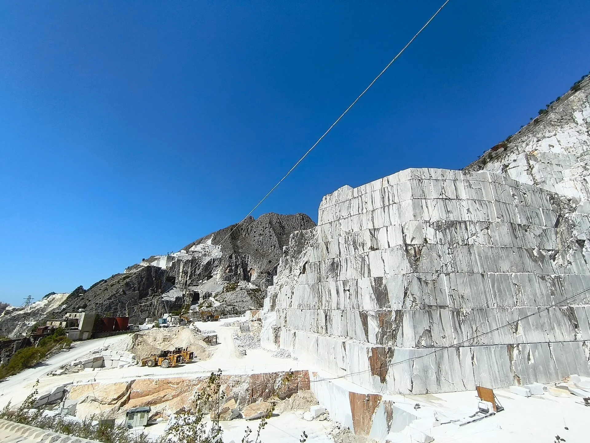 Weiße Marmorstufen im Steinbruch Fantiscritti bei Carrara