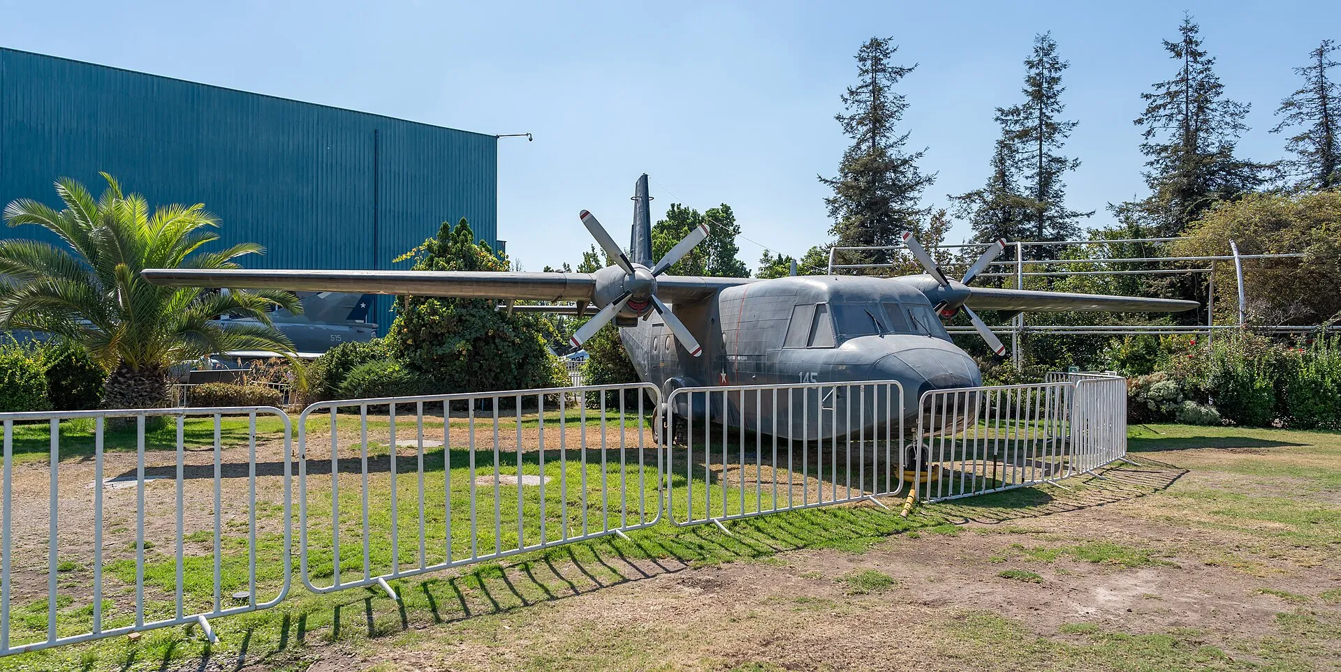 Graues CASA-C-212-Transportflugzeug als Museumsexponat