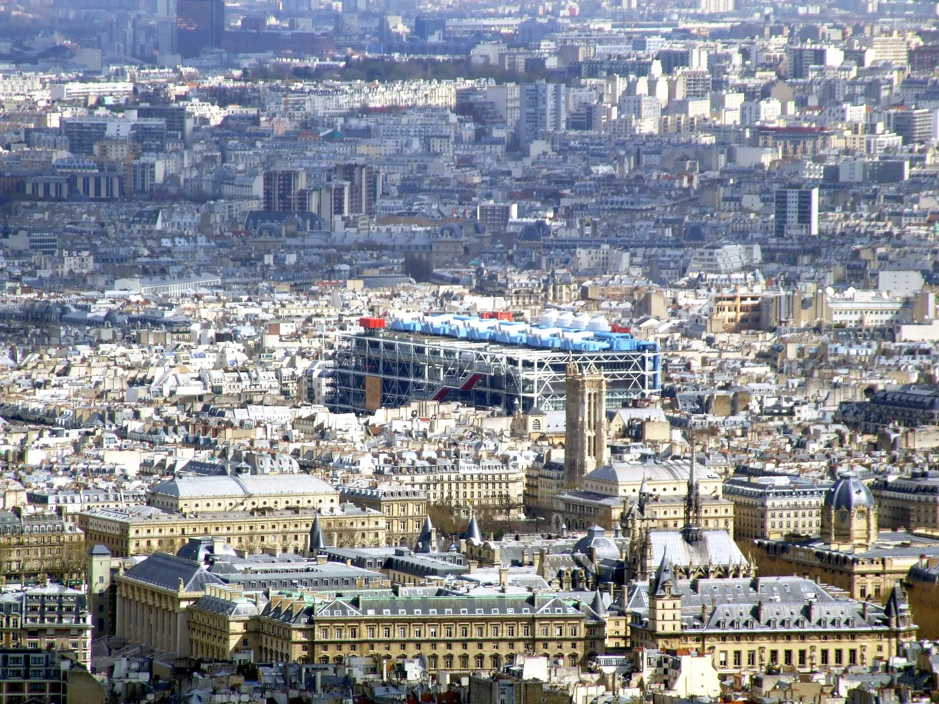 Blick über Paris auf das Centre Pompidou mit seiner außenliegenden Trag- und Haustechnik