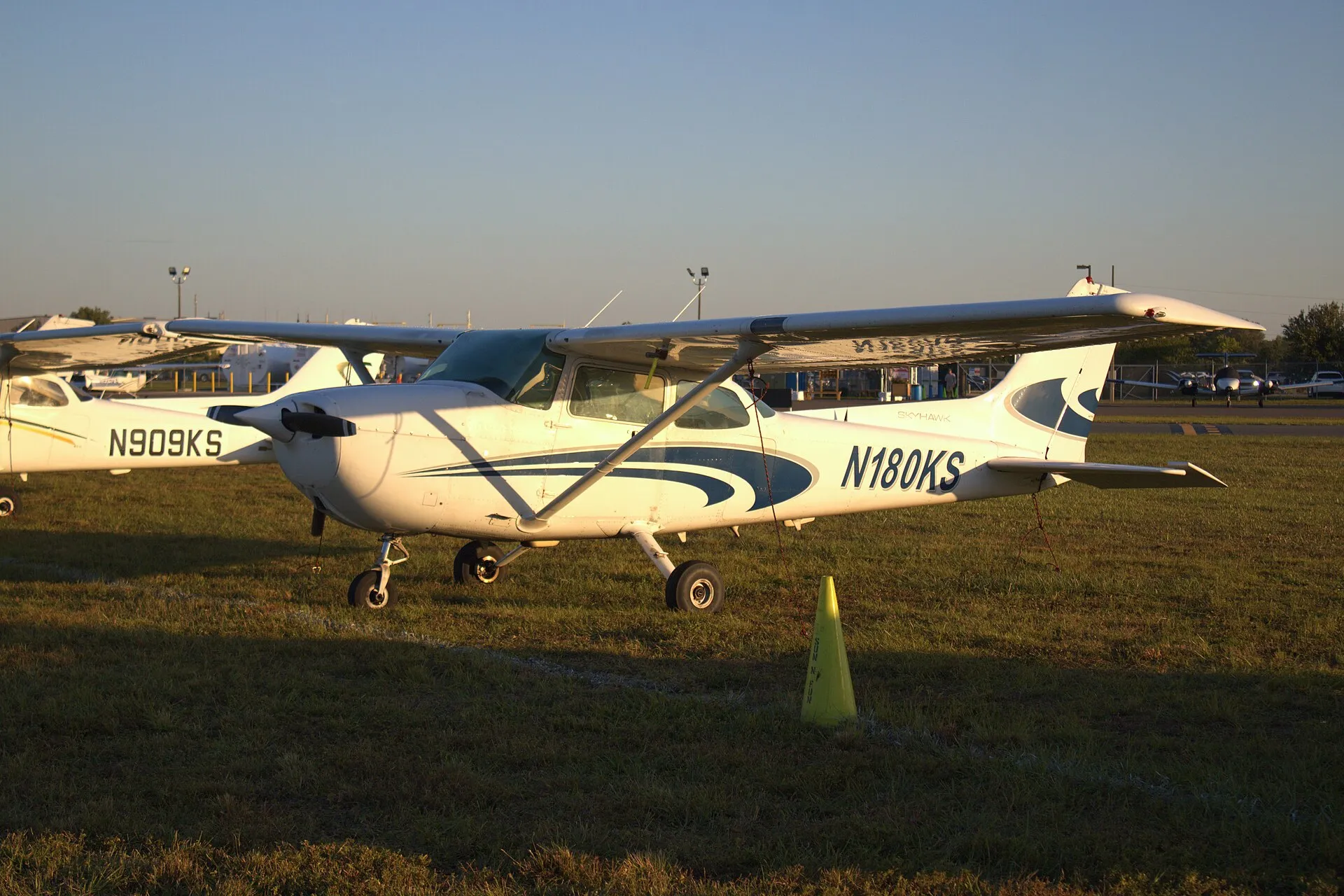 Weiße Cessna 172P Skyhawk auf einem Flugfeld